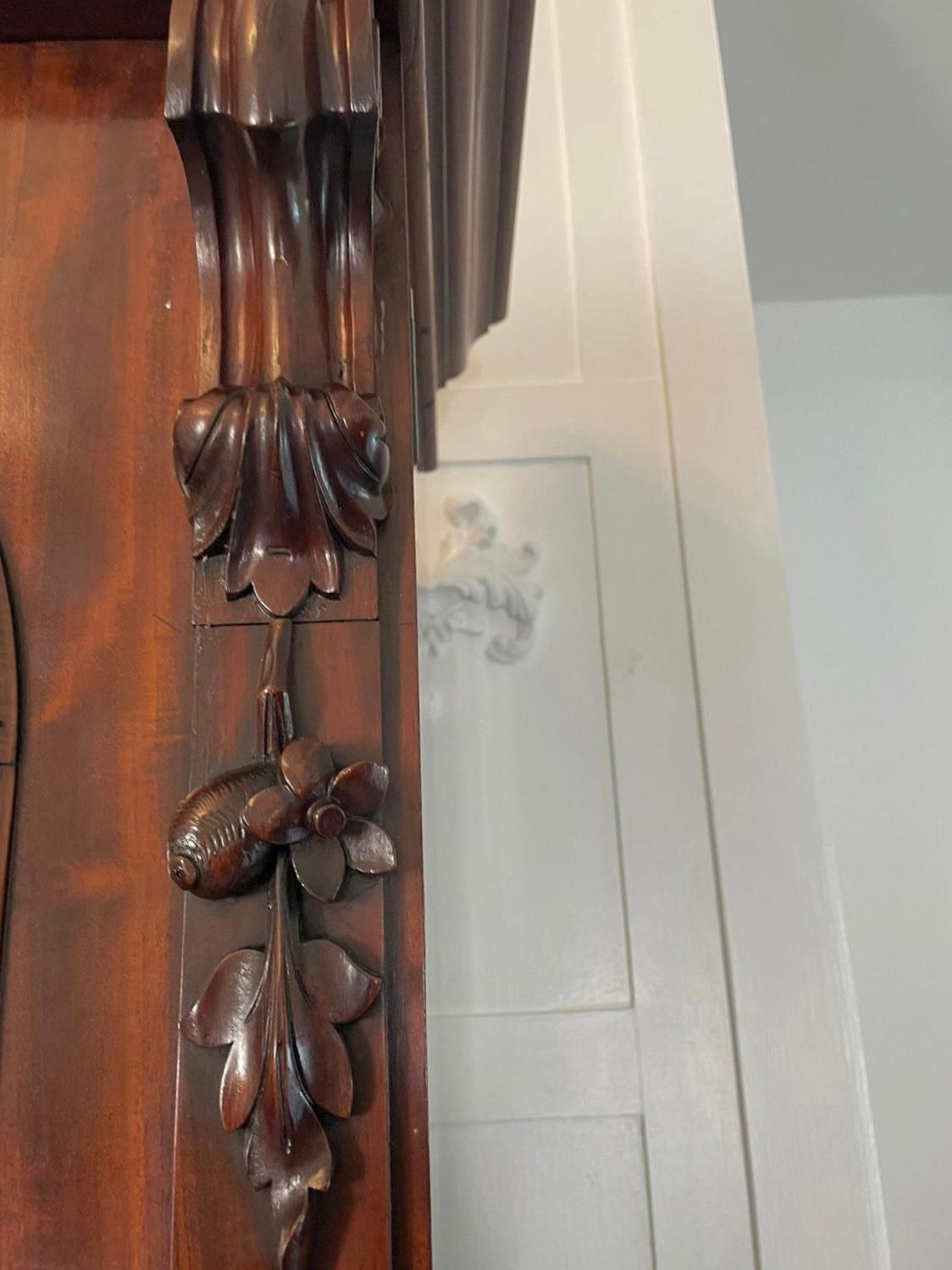 Autre Bibliothèque d'armoire victorienne d'antiquités de qualité exceptionnelle en acajou émaillé figuré en vente