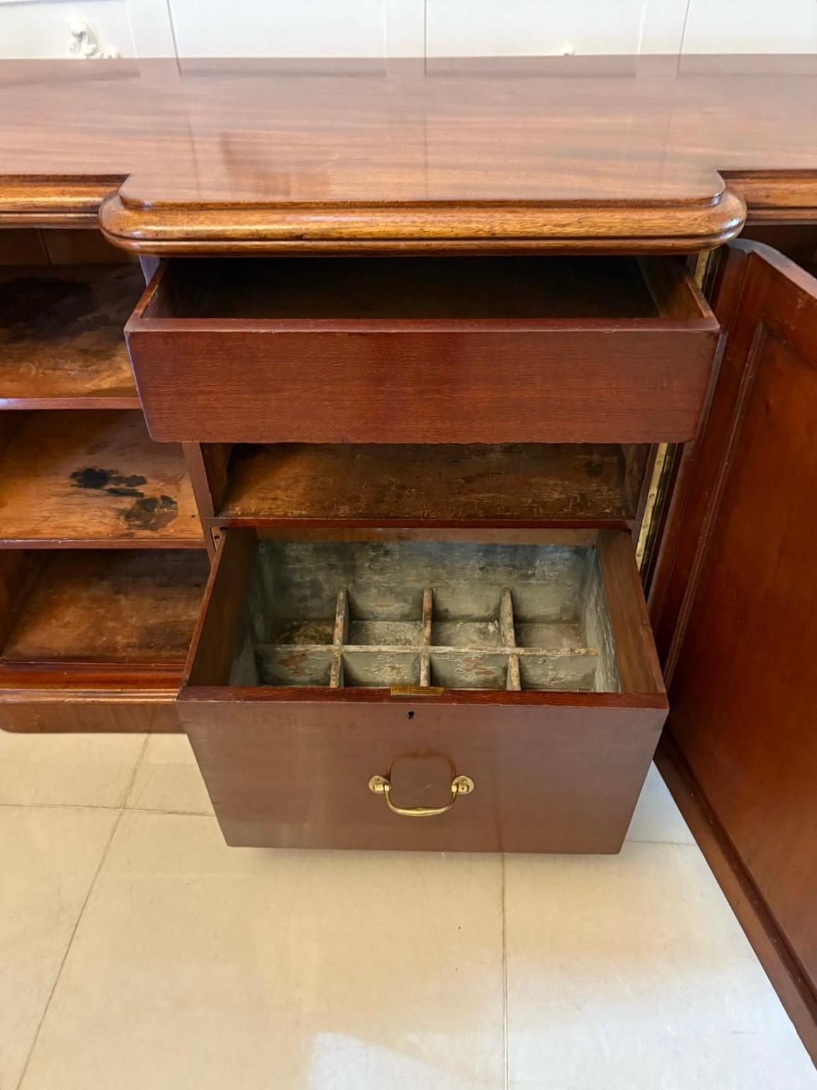 Credenza in mogano figurato vittoriano di qualità eccezionale in vendita 3