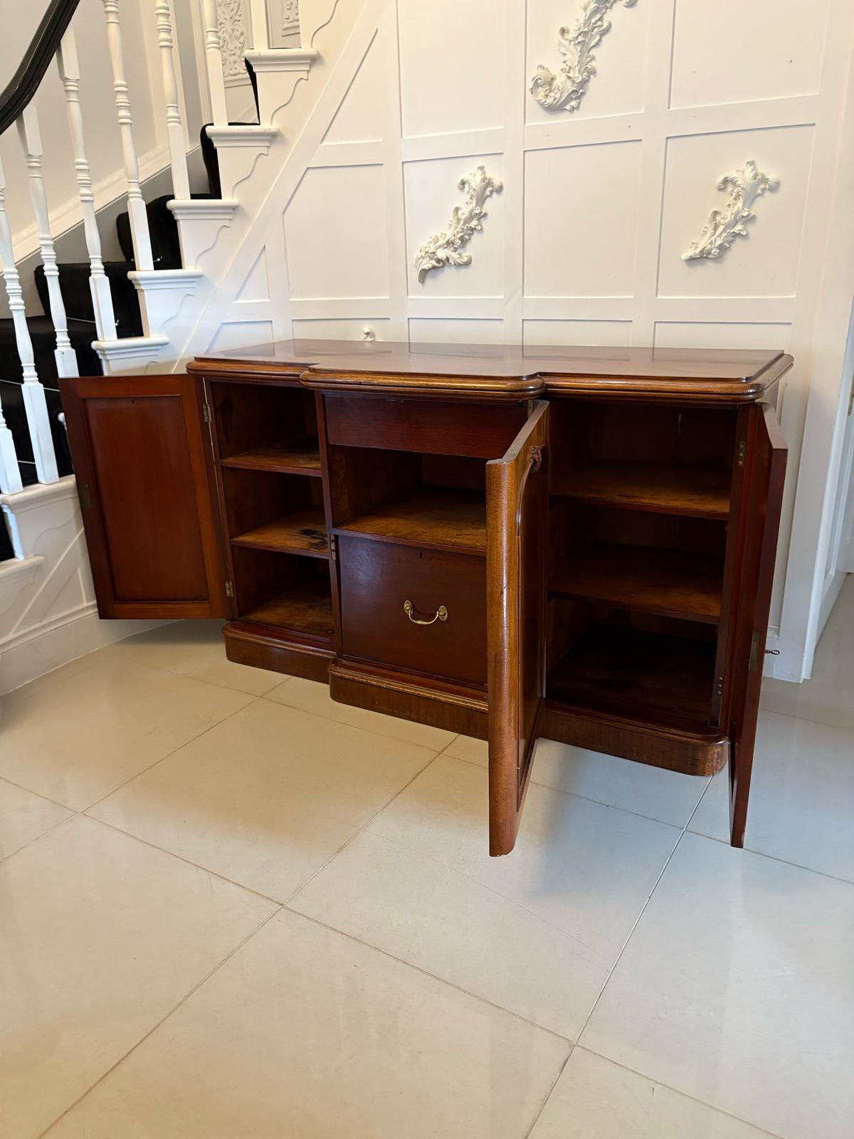 Credenza in mogano figurato vittoriano di qualità eccezionale in vendita 4