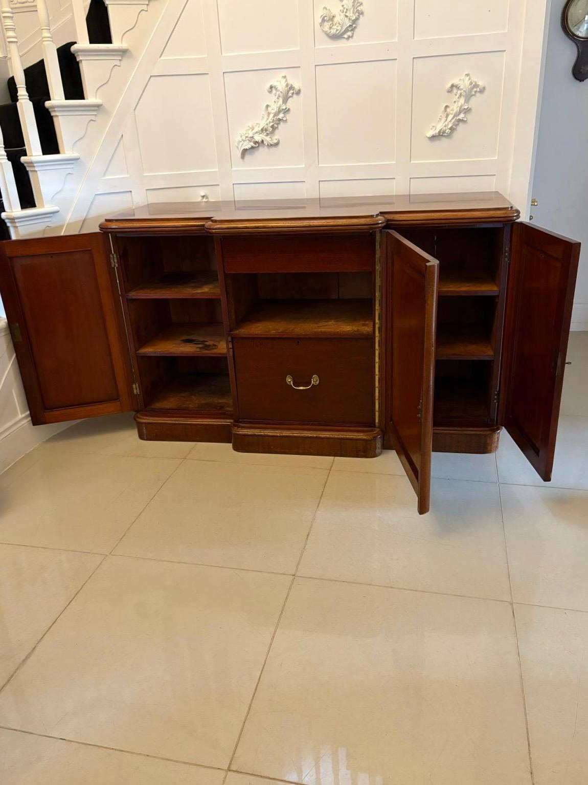 Credenza in mogano figurato vittoriano di qualità eccezionale in vendita 5