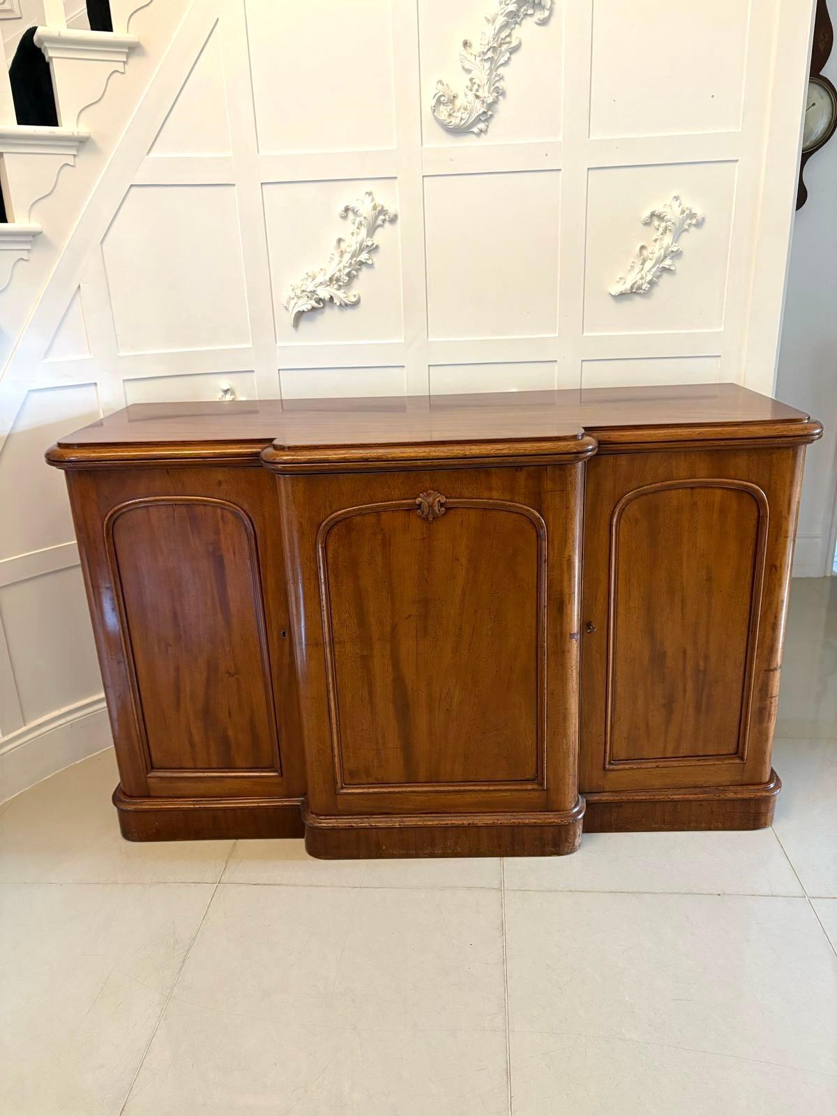 Credenza in mogano figurato vittoriano di qualità eccezionale in vendita 6