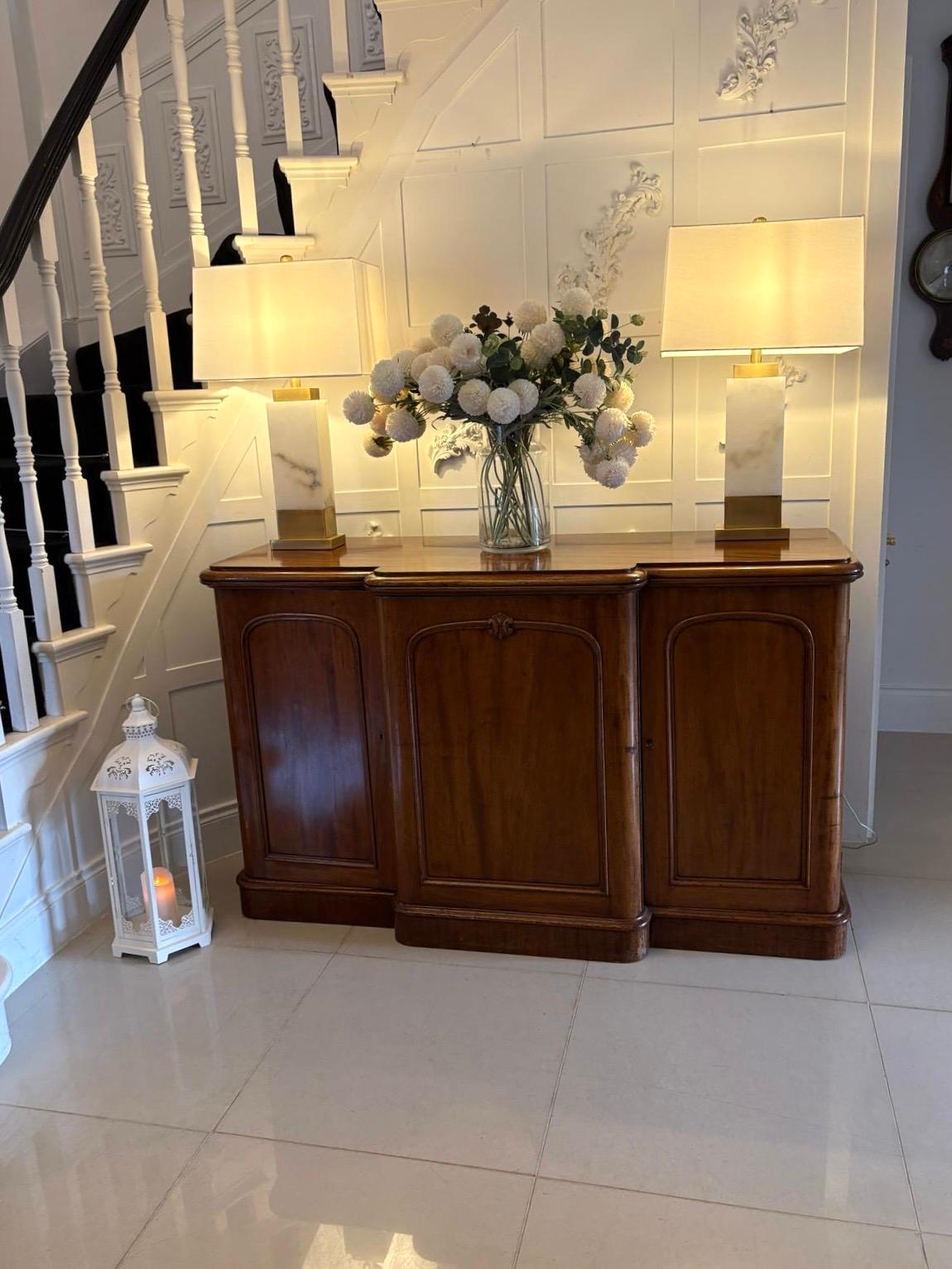 Credenza vittoriana in mogano scolpito di qualità eccezionale, con piano in mogano scolpito e bordo modellato sopra 3 porte a pannelli in mogano scolpito e modellato. L'anta centrale si apre per rivelare un cassetto singolo e un cassetto per il