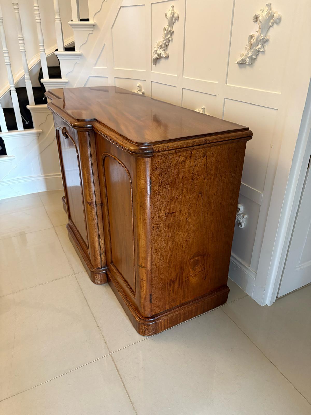 Inglese Credenza in mogano figurato vittoriano di qualità eccezionale in vendita