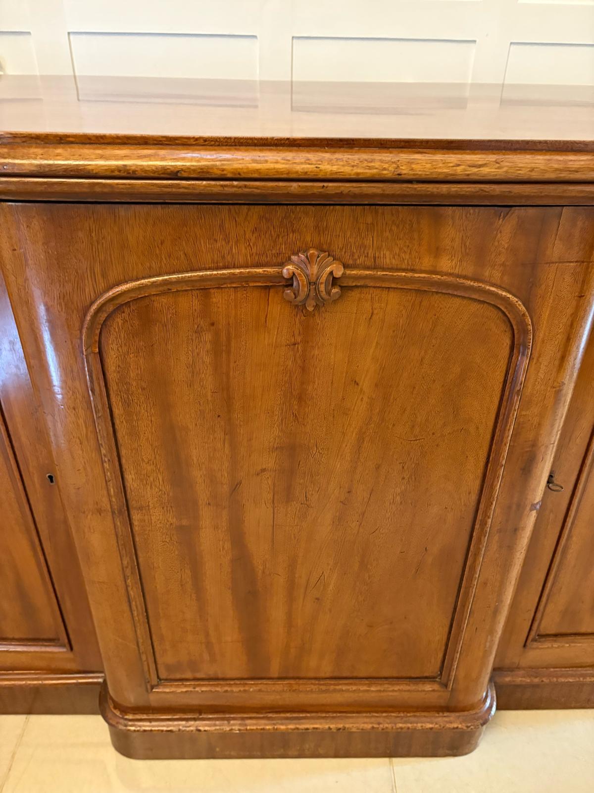XIX secolo Credenza in mogano figurato vittoriano di qualità eccezionale in vendita