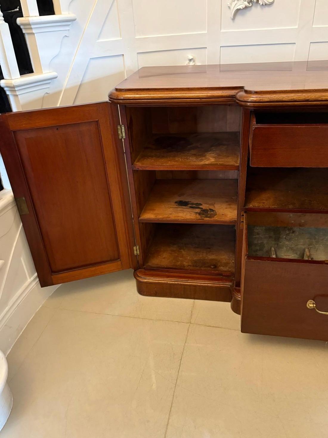 Credenza in mogano figurato vittoriano di qualità eccezionale in vendita 2