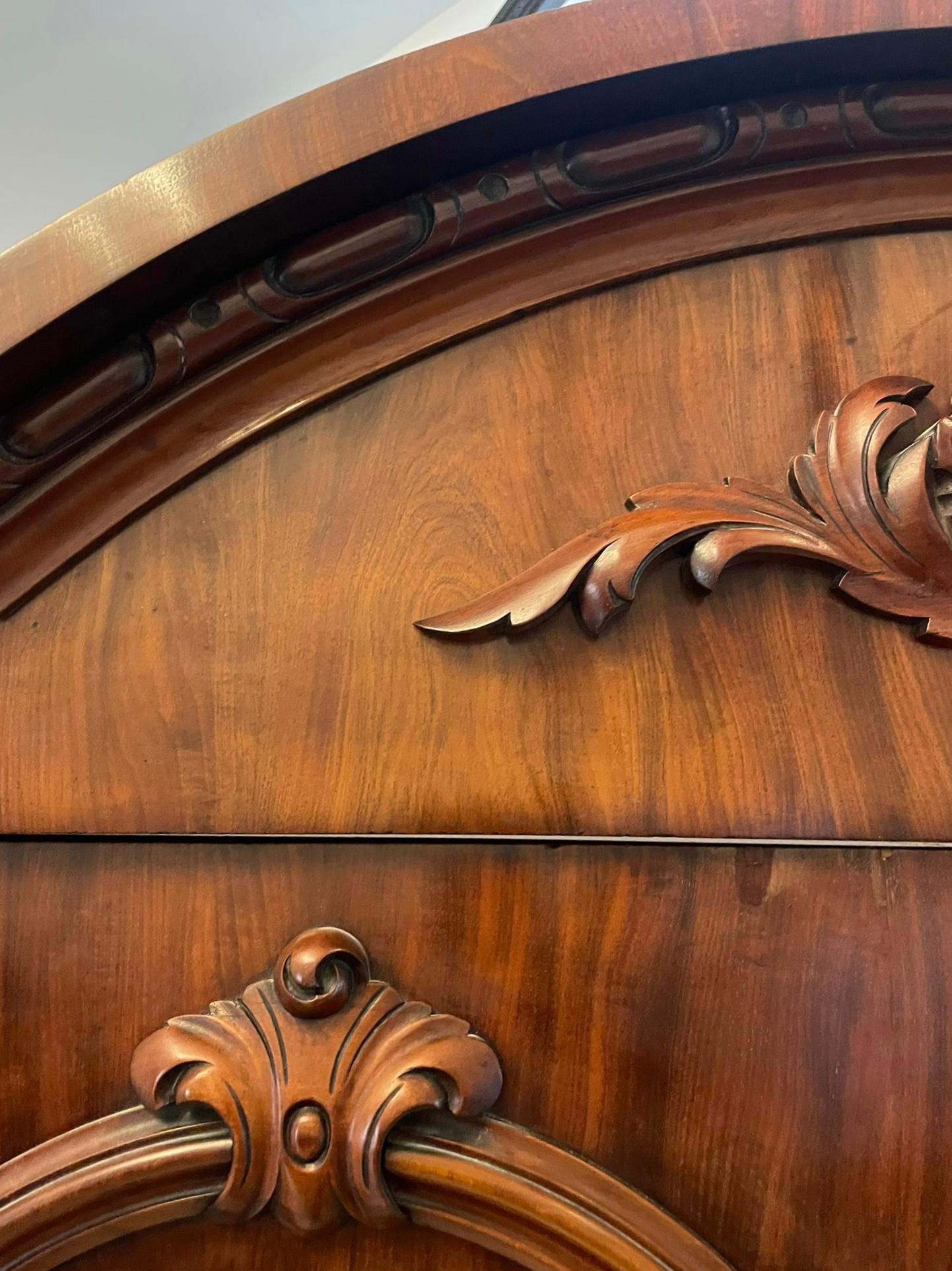 Victorien Ancienne armoire victorienne en acajou figuré de qualité exceptionnelle  en vente