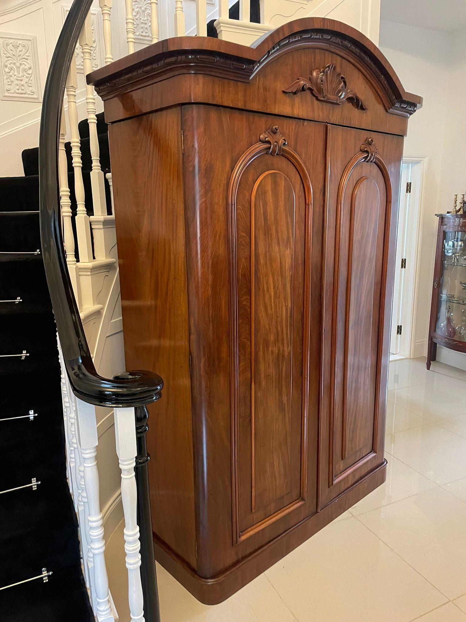 Outstanding Quality Antique Victorian Figured Mahogany Wardrobe  In Good Condition For Sale In Suffolk, GB