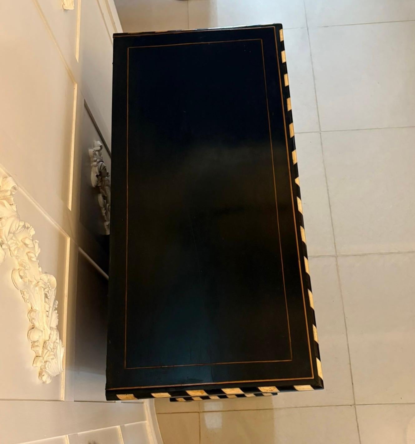 Armadietto laterale di qualità eccezionale in stile vittoriano con intarsio floreale e ebanizzato in vendita 6