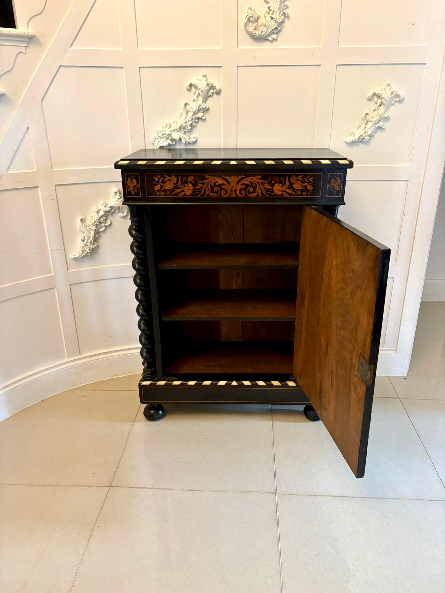 Eccezionale mobile laterale vittoriano di qualità in intarsio floreale e ebanizzato con un piano ebanizzato sopra un fregio in intarsio floreale sopra una spettacolare porta singola in intarsio floreale che si apre per rivelare un ripiano interno