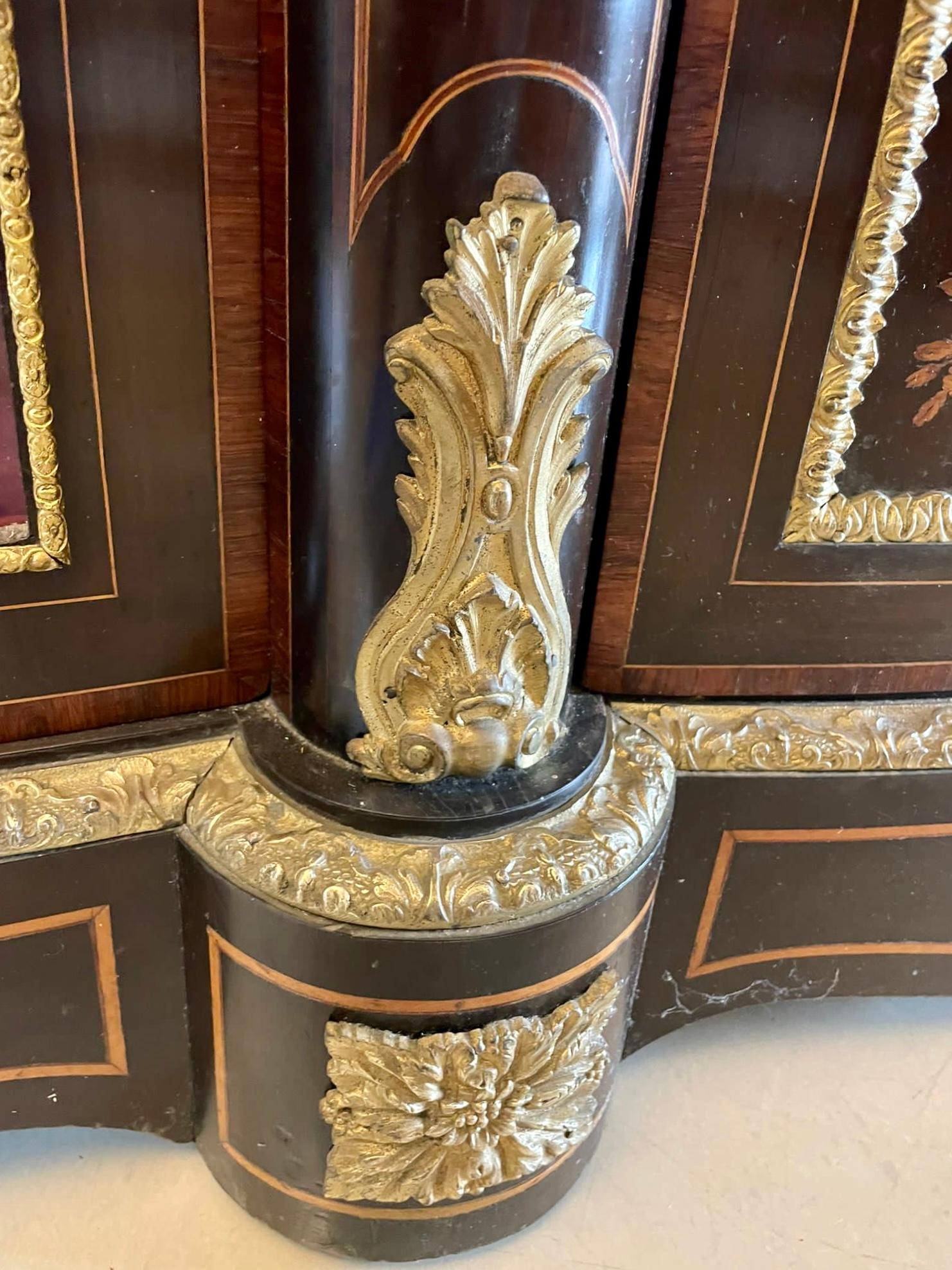 Hervorragende antike viktorianische Anrichte/Sideboard aus Goldbronze mit floraler Intarsienarbeit und Ormolu im Angebot 2