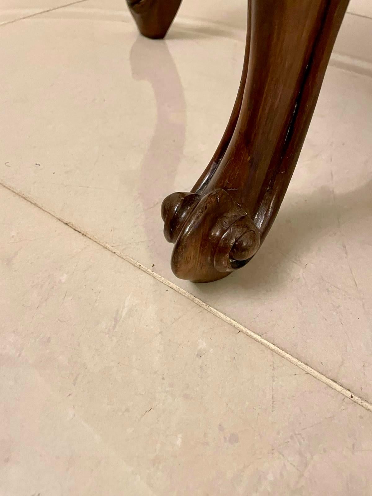 Tabouret victorien ancien de qualité exceptionnelle en noyer sculpté et autoportant en vente 4