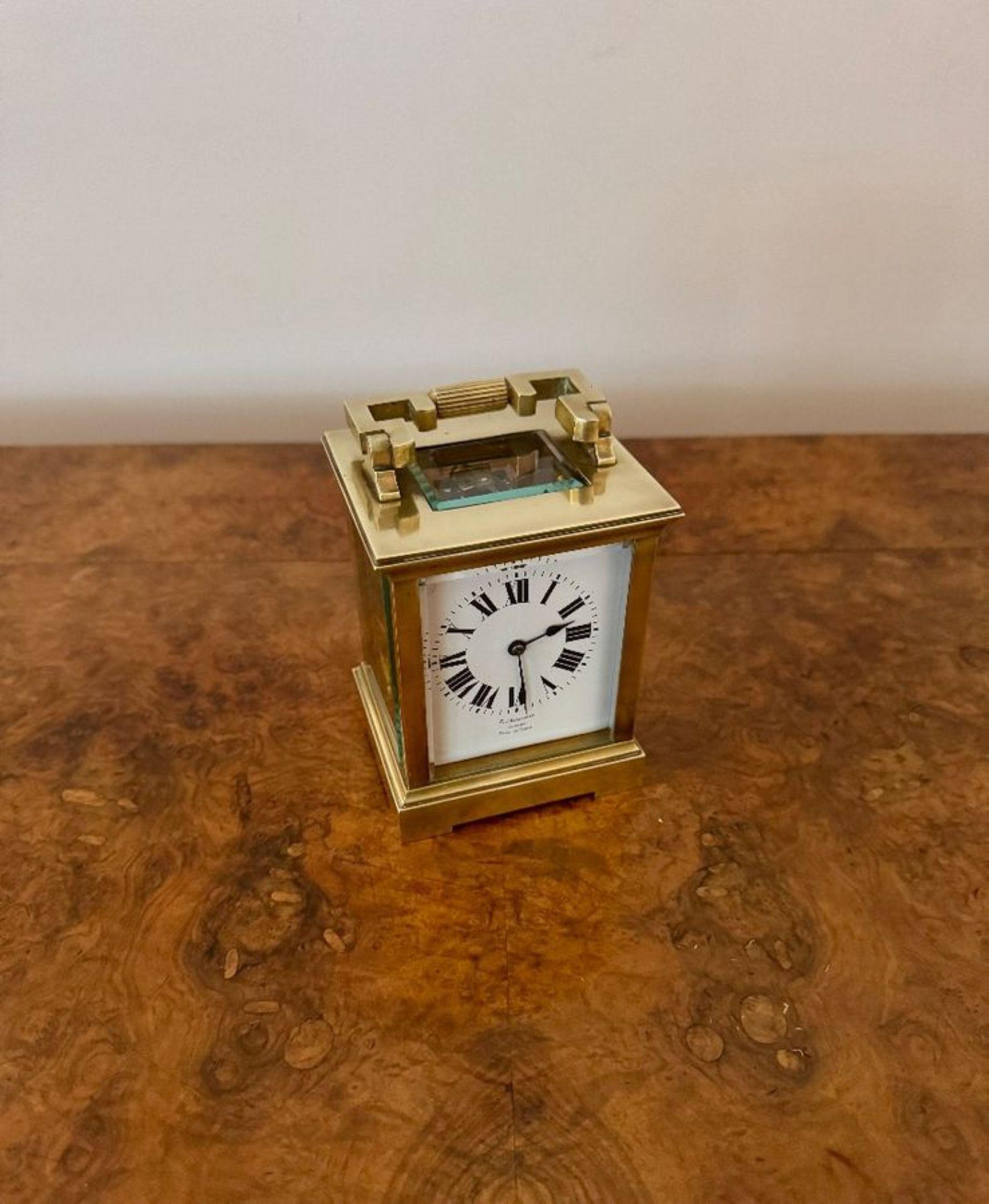 Français Pendule à sonnerie en laiton de l'époque victorienne française, de qualité exceptionnelle. en vente
