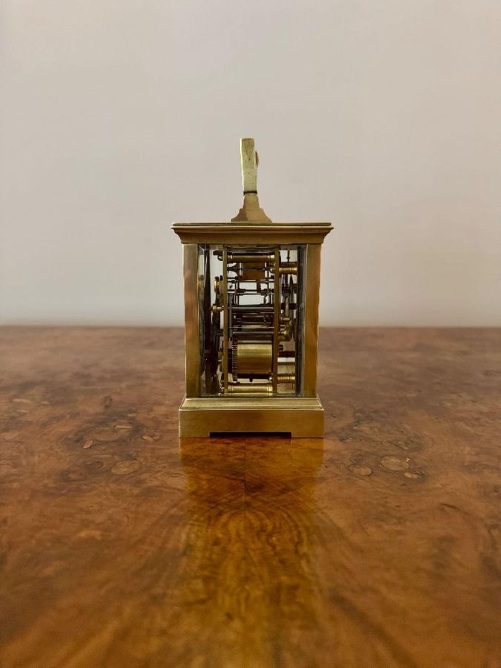 Laiton Pendule à sonnerie en laiton de l'époque victorienne française, de qualité exceptionnelle. en vente
