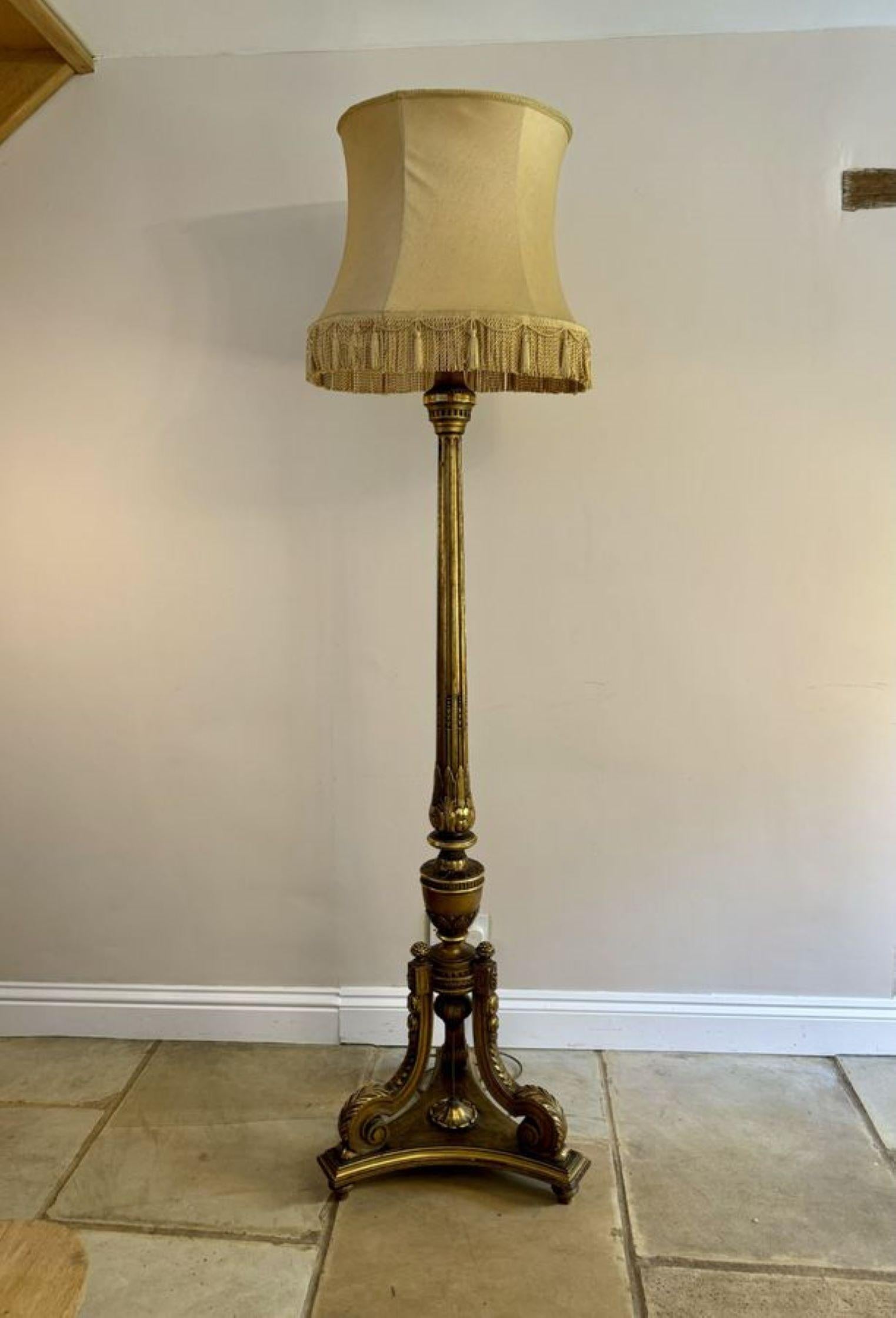Lampe standard de qualité exceptionnelle, de style victorien français, sculptée et dorée. Elle se compose d'une colonne effilée et dorée, cannelée et sculptée, soutenue par trois supports en forme de volutes cabriolées sculptées, reposant sur une