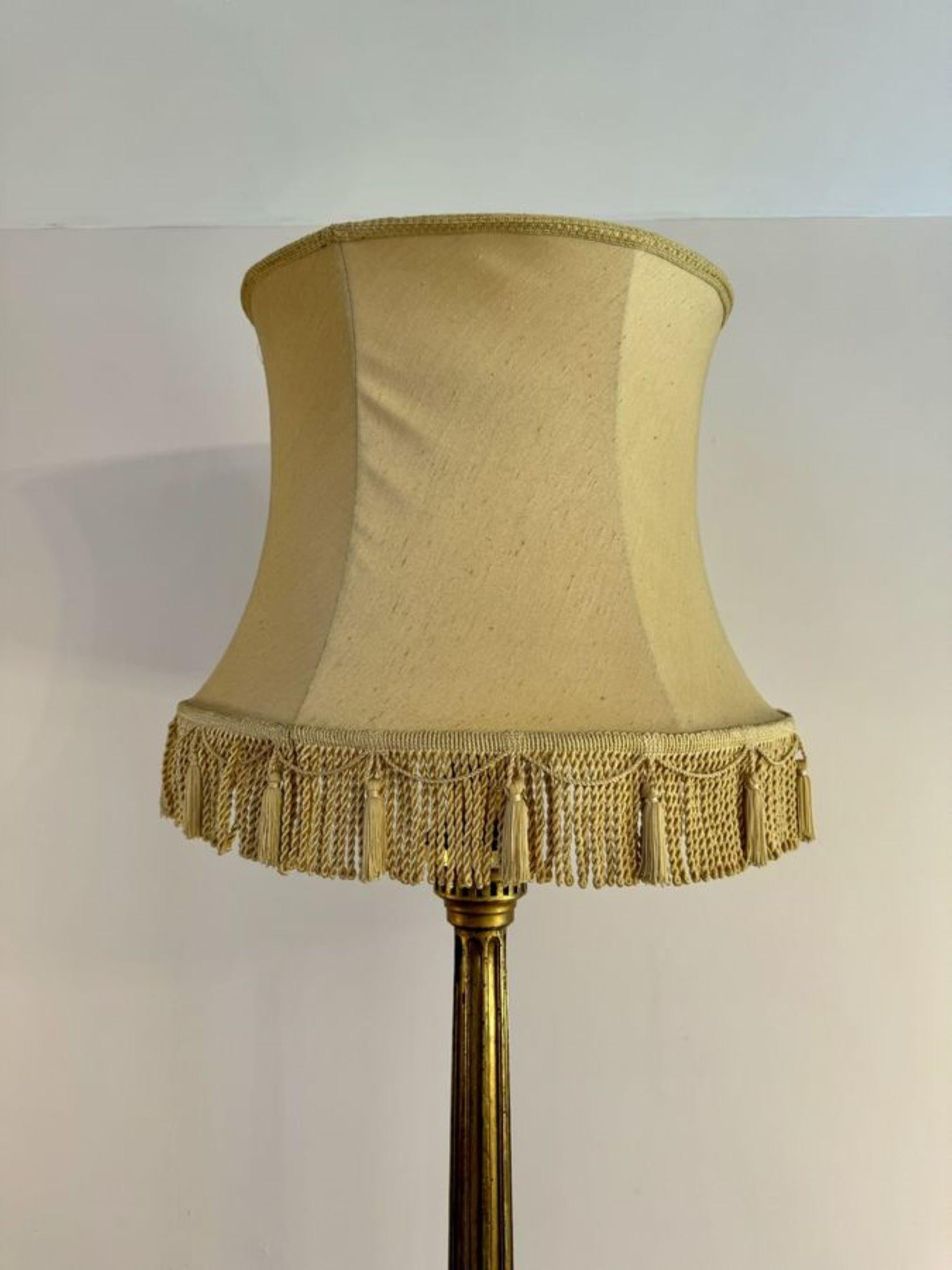 Laiton Lampe standard de qualité exceptionnelle de l'époque victorienne française, sculptée et dorée en vente