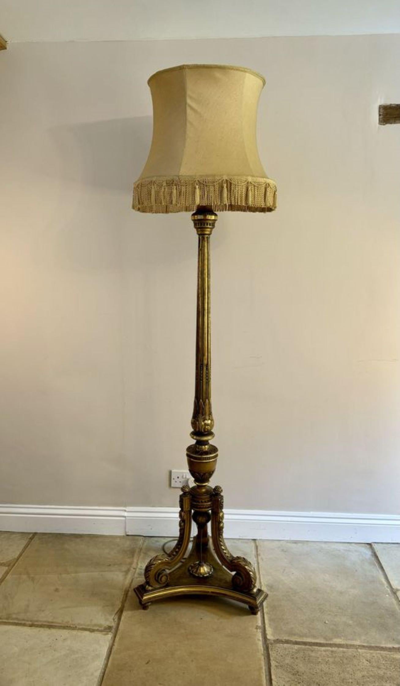 Lampe standard de qualité exceptionnelle de l'époque victorienne française, sculptée et dorée en vente 1