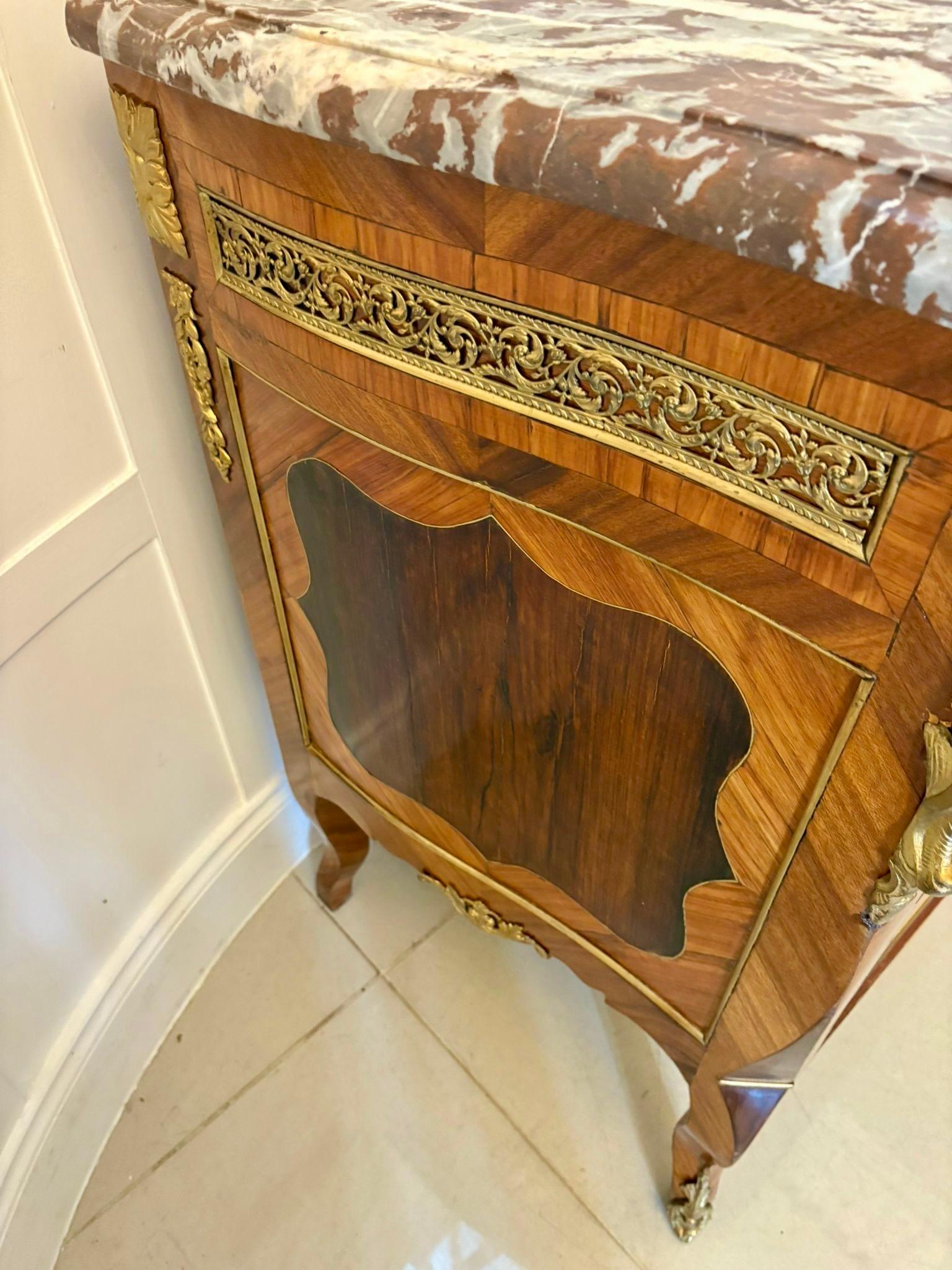 Commode victorienne à dessus en marbre de qualité exceptionnelle avec un joli dessus en marbre façonné avec un bord mouluré au-dessus de 3 tiroirs en bois de roi de qualité exceptionnelle et montés en bronze doré avec des poignées originales en