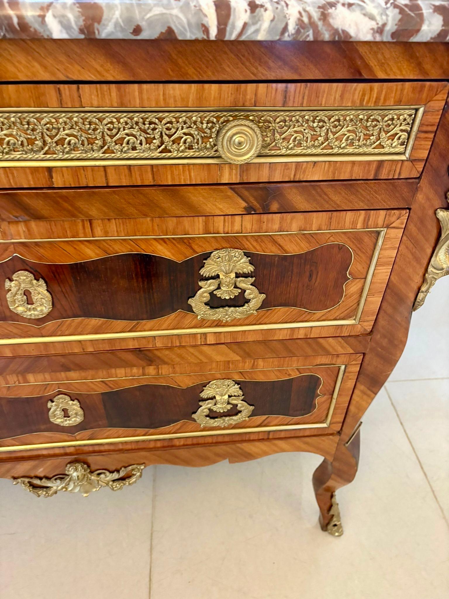 Français Commode victorienne française à dessus en marbre de qualité exceptionnelle en vente