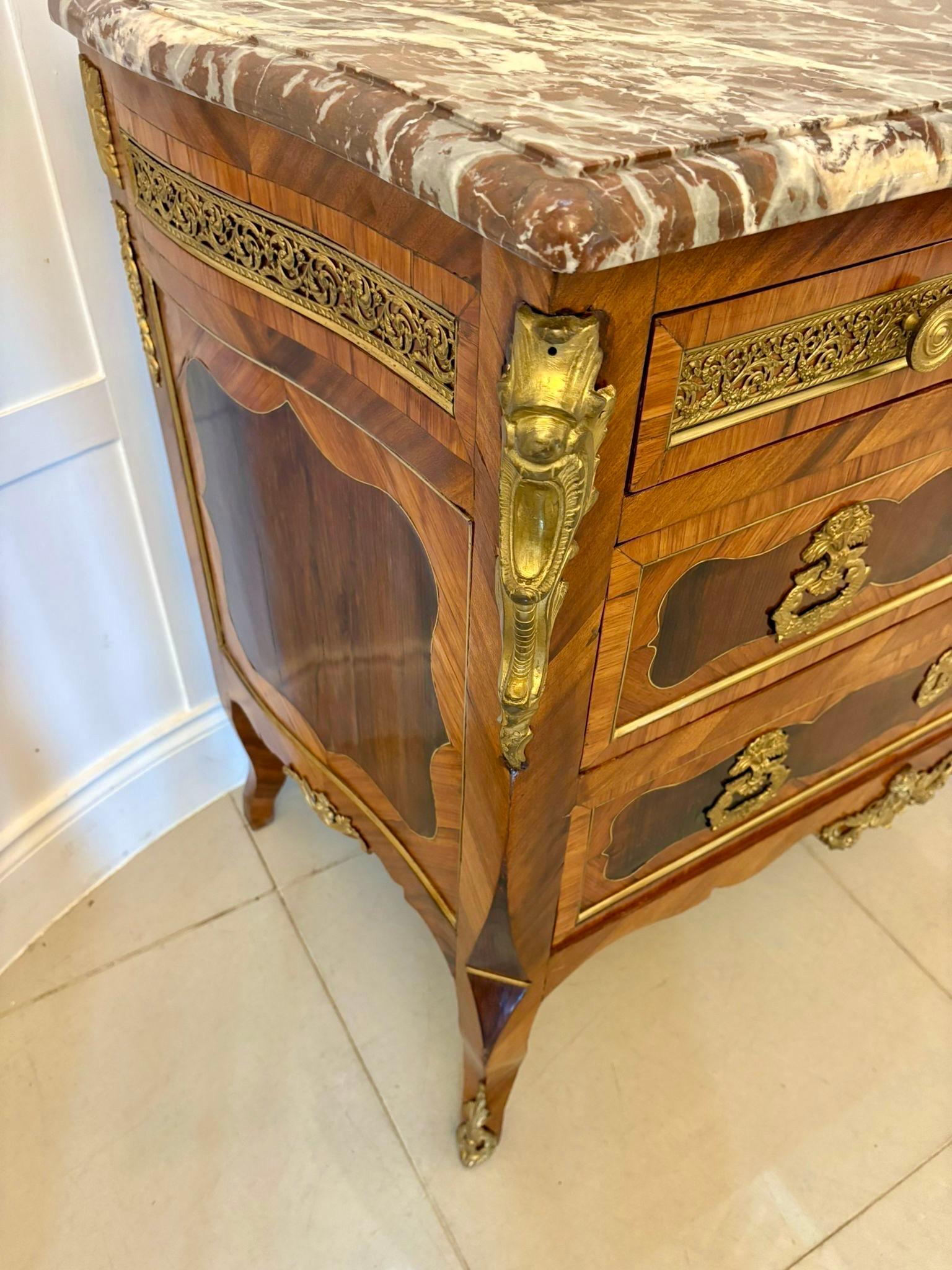 Autre Commode victorienne française à dessus en marbre de qualité exceptionnelle en vente