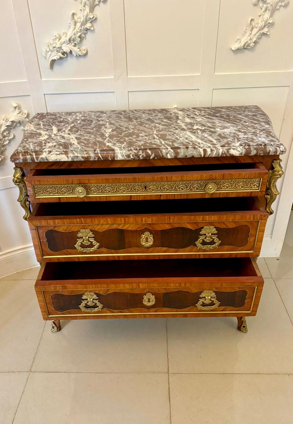 Commode victorienne française à dessus en marbre de qualité exceptionnelle en vente 2