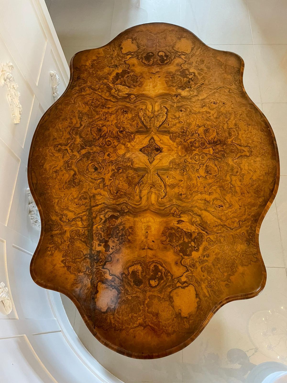 Großer antiker viktorianischer geschnitzter Esstisch aus Wurzelnussholz in hervorragender Qualität (Viktorianisch) im Angebot