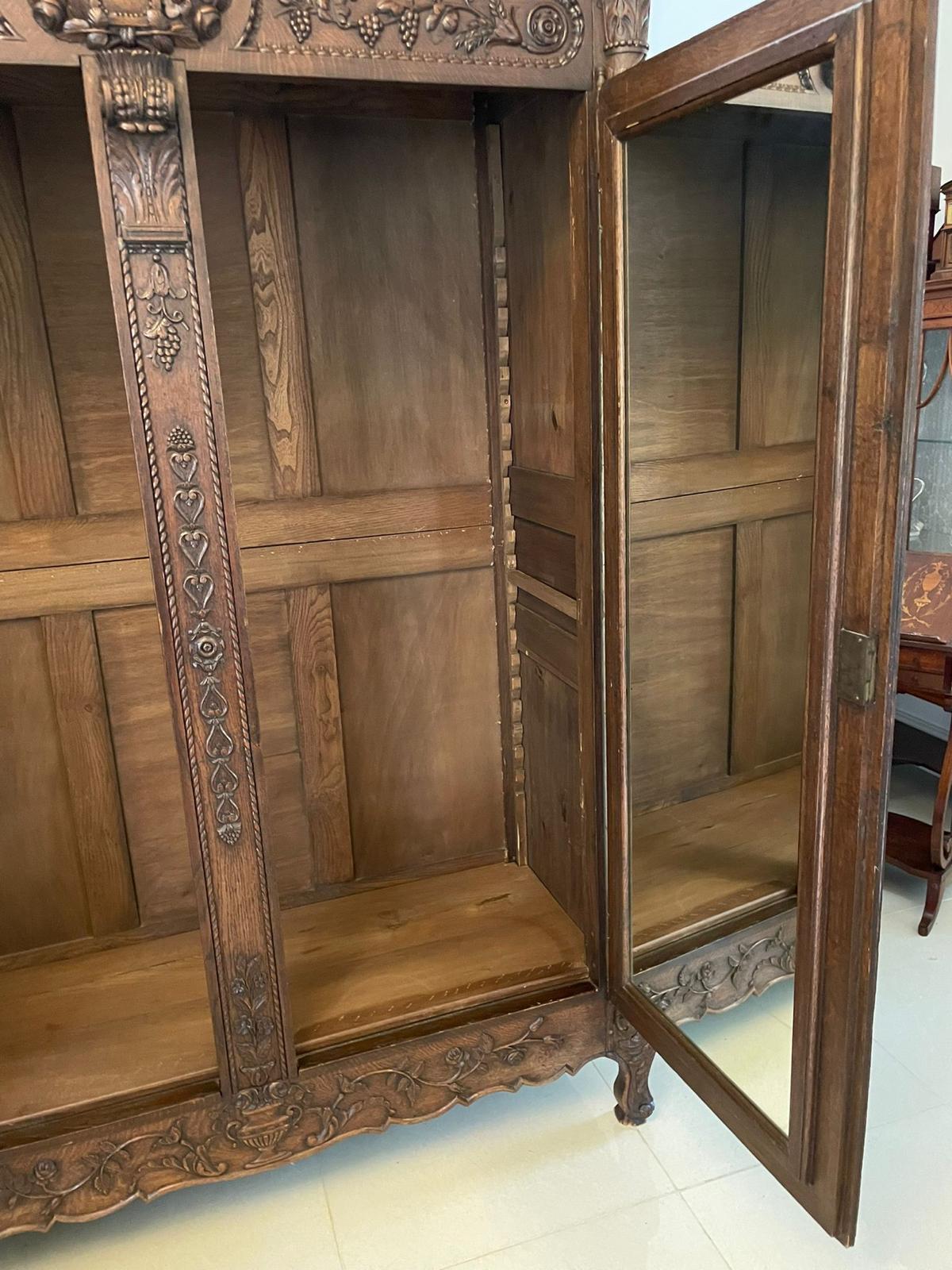 Outstanding Quality Antique Victorian Large Carved Oak Wardrobe In Good Condition In Suffolk, GB