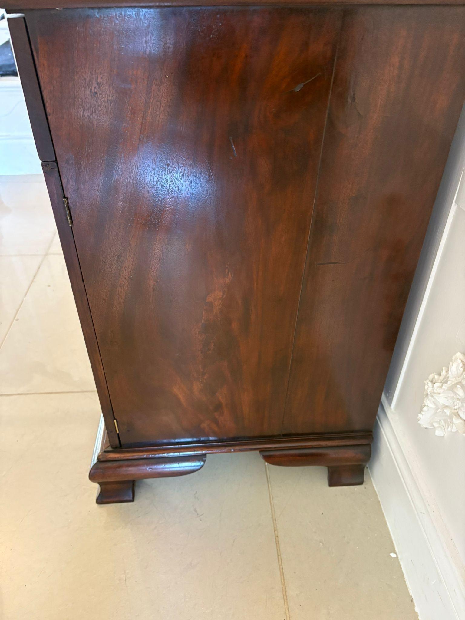 Outstanding Quality Antique Victorian Mahogany Inlaid Bookcase en vente 5