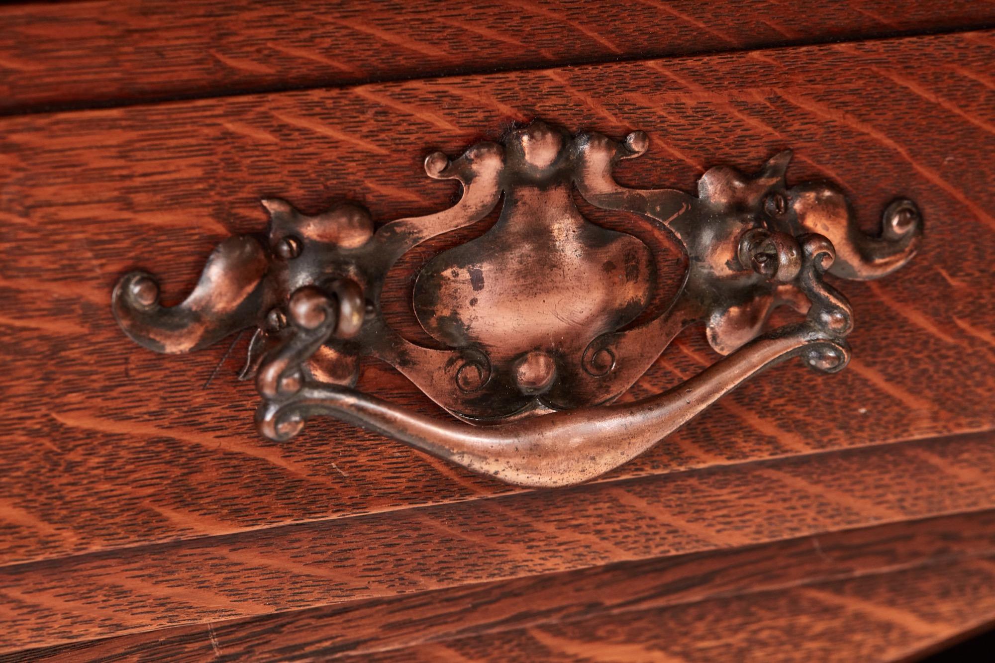 Antikes viktorianisches Arts & Crafts-Sideboard aus Eiche in hervorragender Qualität im Angebot 3