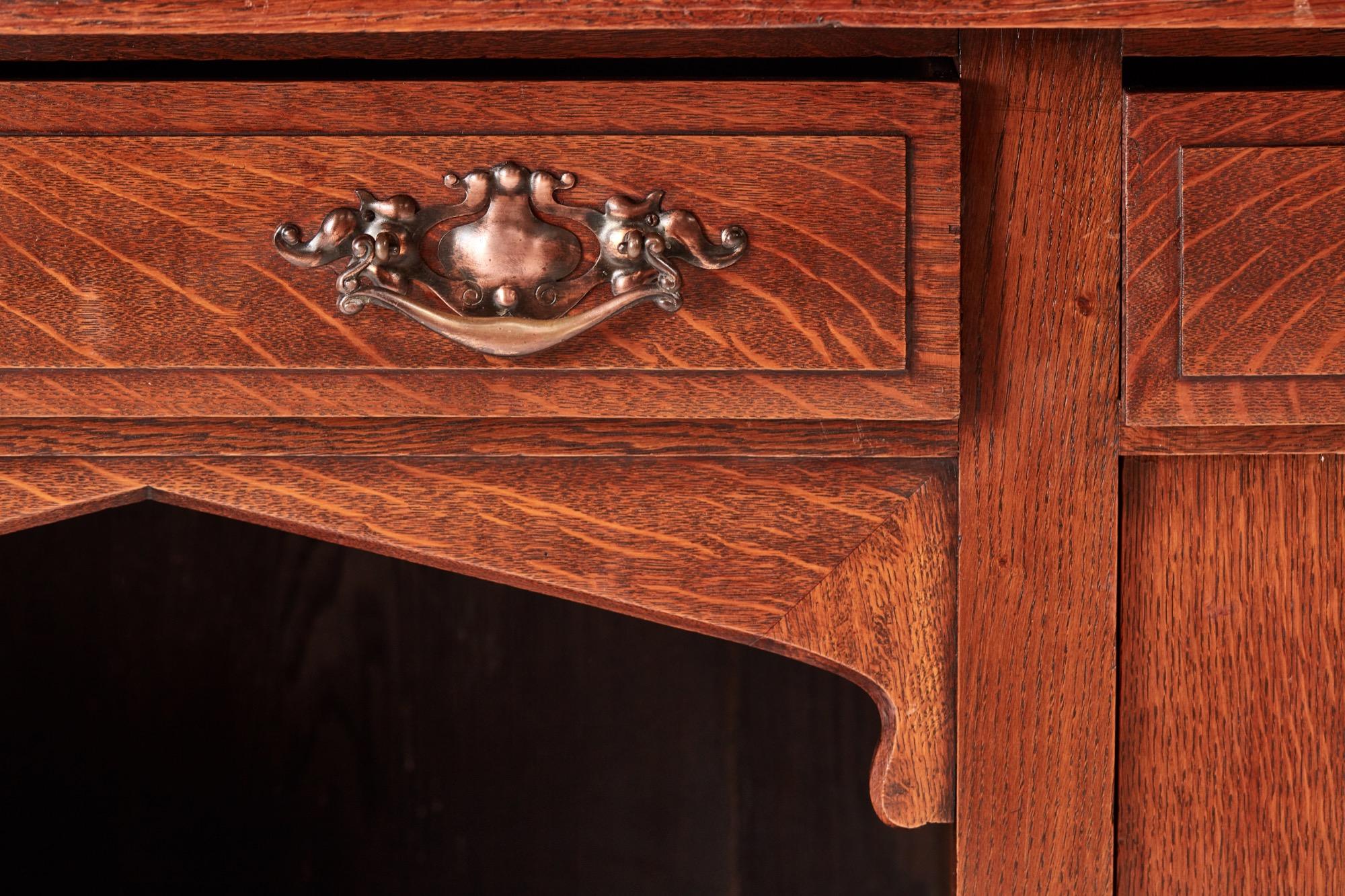 Antikes viktorianisches Arts & Crafts-Sideboard aus Eiche in hervorragender Qualität (19. Jahrhundert) im Angebot