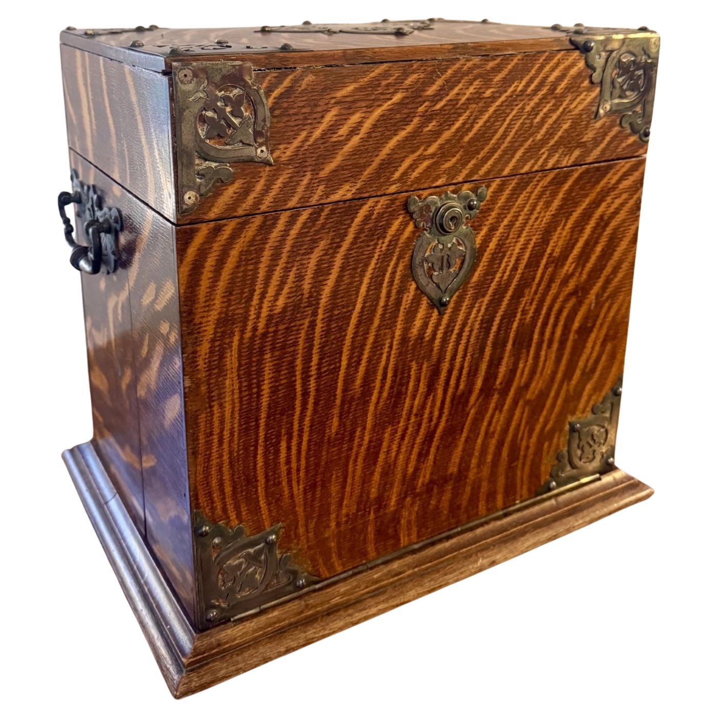 Decanter e scatola dei giochi in quercia di epoca vittoriana di eccezionale qualità in vendita