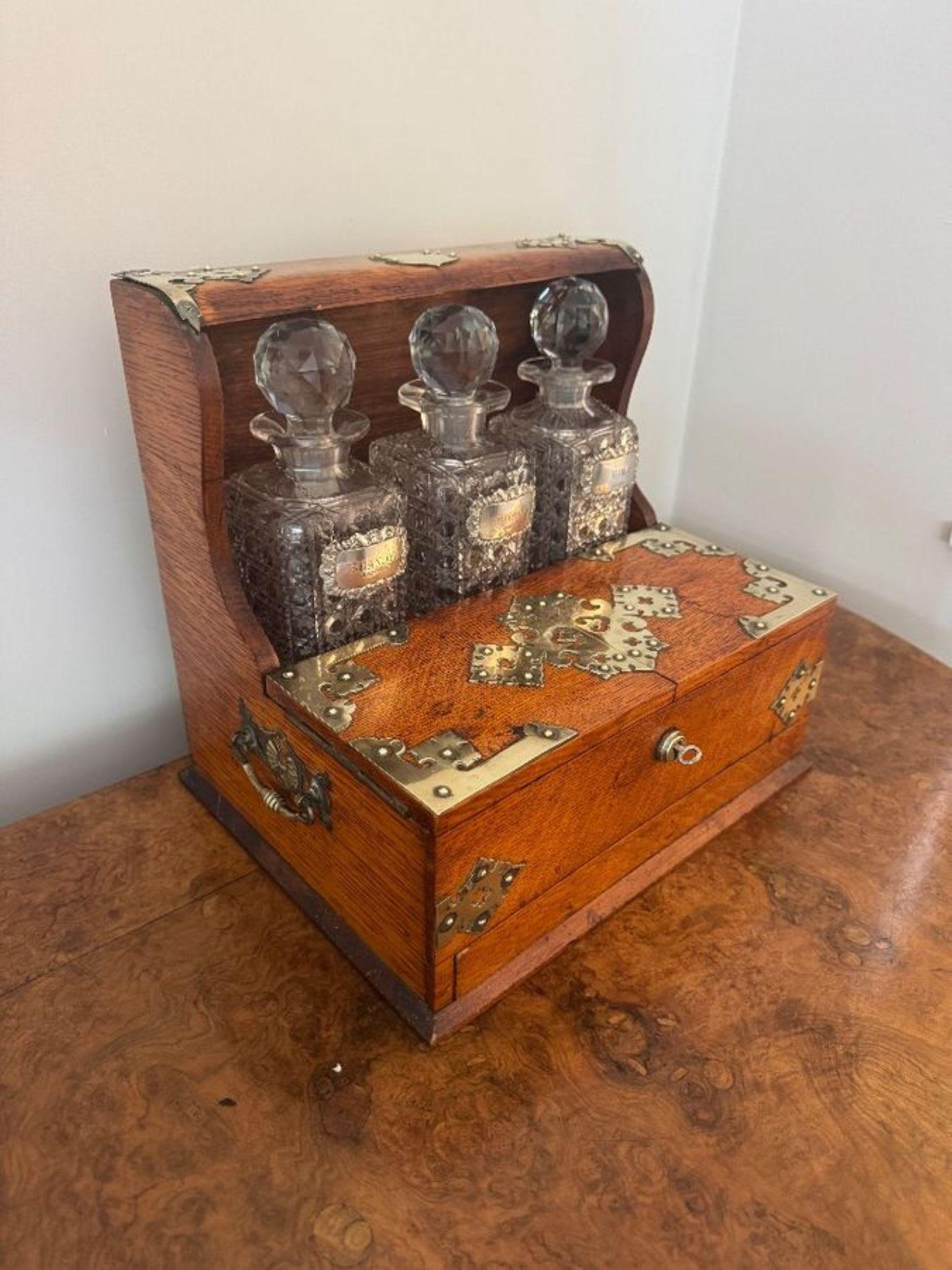 Outstanding quality antique Victorian oak tantalus and games box In Good Condition For Sale In Ipswich, GB
