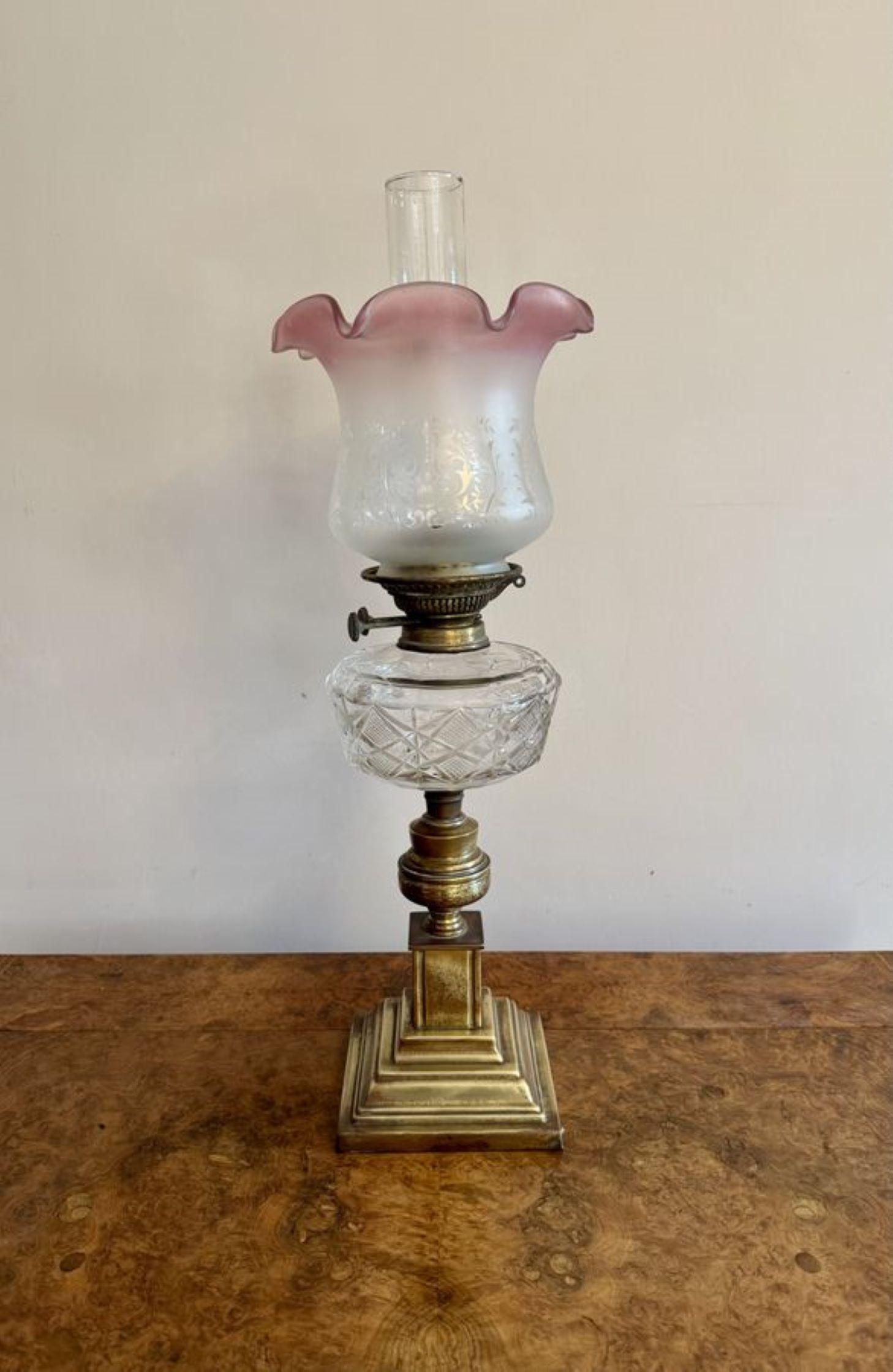 Lampe à huile victorienne ancienne de qualité exceptionnelle, avec son abat-jour en verre rose d'origine, son sommet ondulé et sa cheminée en verre avec un double brûleur en laiton, un joli réservoir en verre taillé soutenu par une colonne tournée