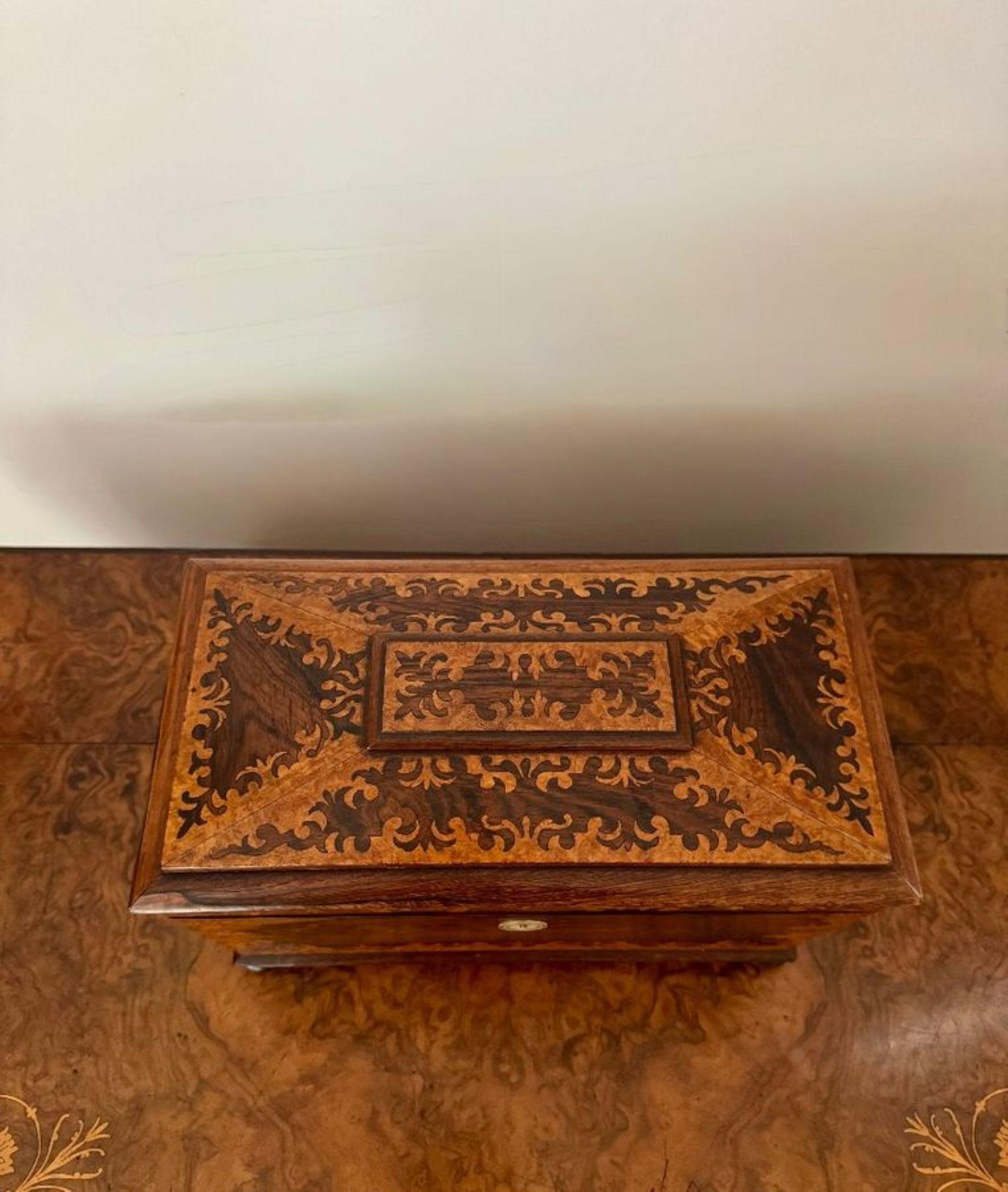 Outstanding quality antique Victorian rosewood and burr maple tea caddy, having a quality antique Victorian tea caddy of sarcophagus form with beautiful swirling floral motifs along the borders, the hinged cover opening to reveal a central glass