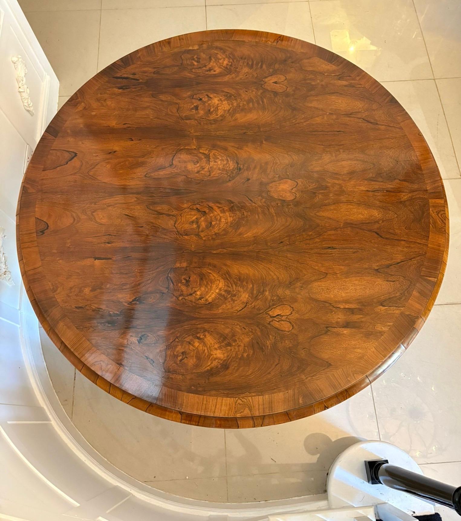 Mesa de centro/comedor circular de palisandro victoriano antiguo de excepcional calidad, con un magnífico tablero inclinado de palisandro de calidad con un inusual borde moldeado tallado, apoyado en una columna de pedestal con cuatro volutas