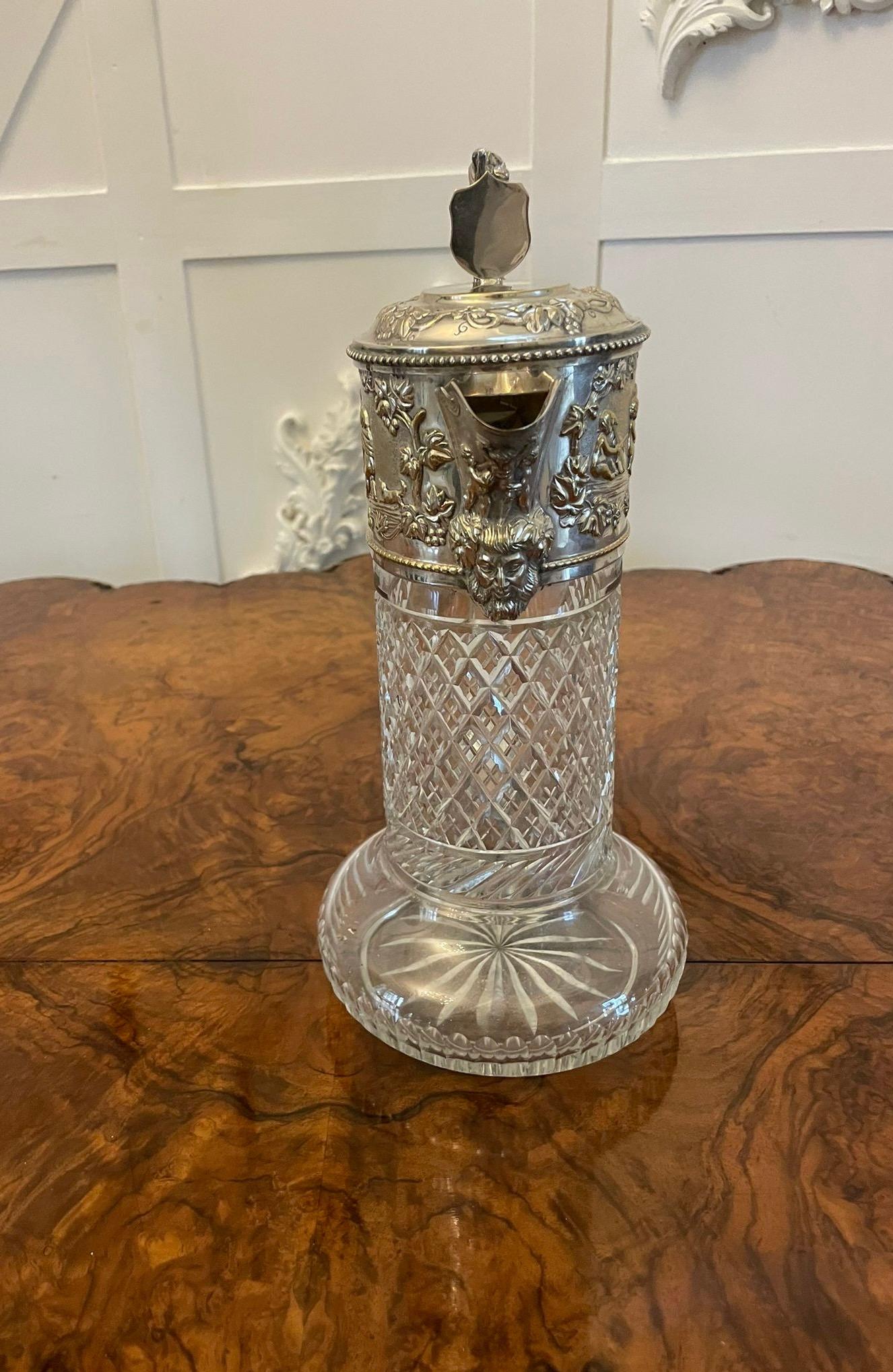Jarra de clarete de cristal tallado con baño de plata victoriana de calidad excepcional Victoriano en venta