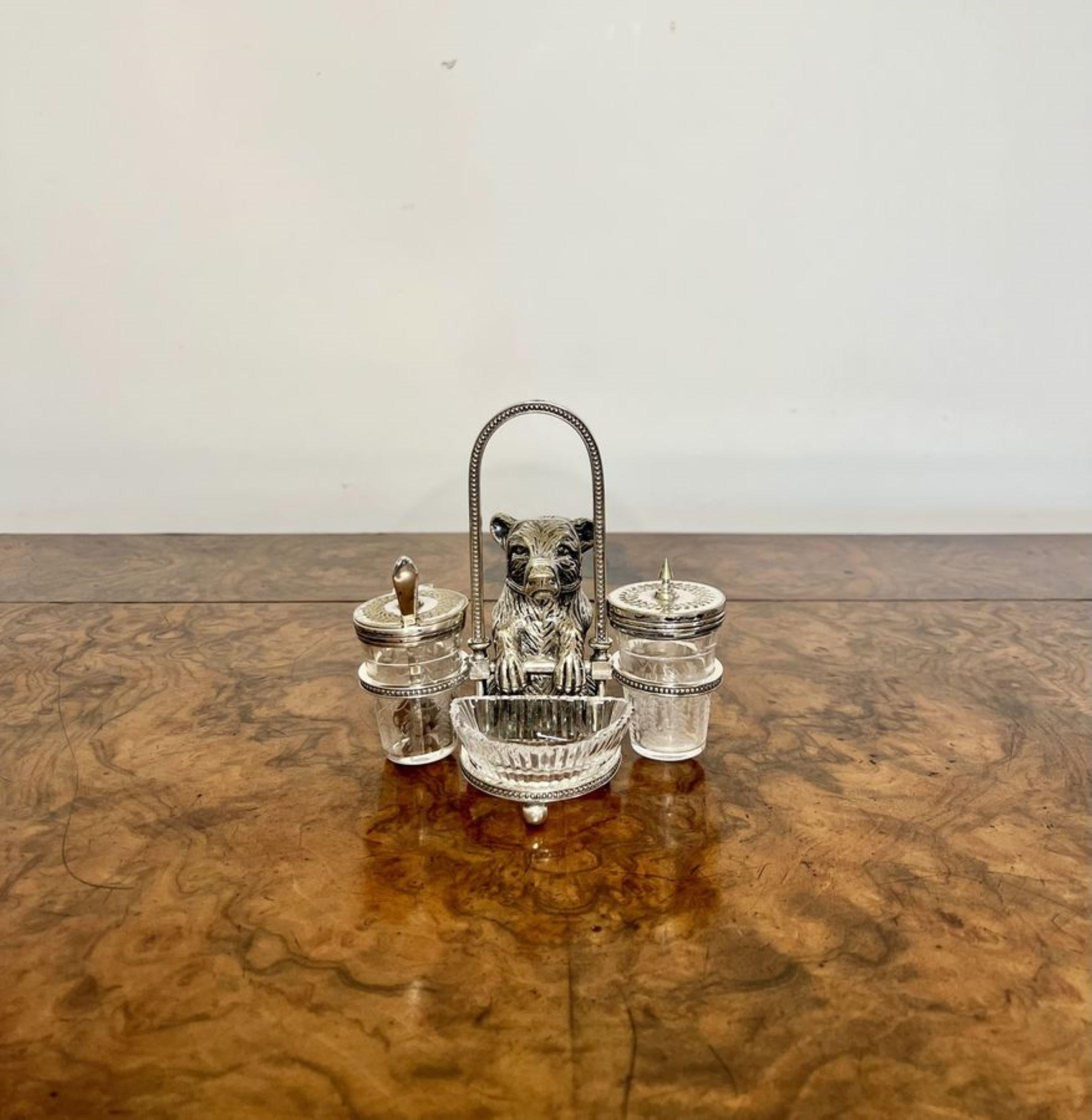 Magnifique burette de fantaisie en métal argenté de l'époque victorienne, avec un ours en métal argenté au centre, à côté d'un pot à moutarde et d'une cuillère en métal argenté et en verre gravé, et d'une poivrette en métal argenté et en verre gravé