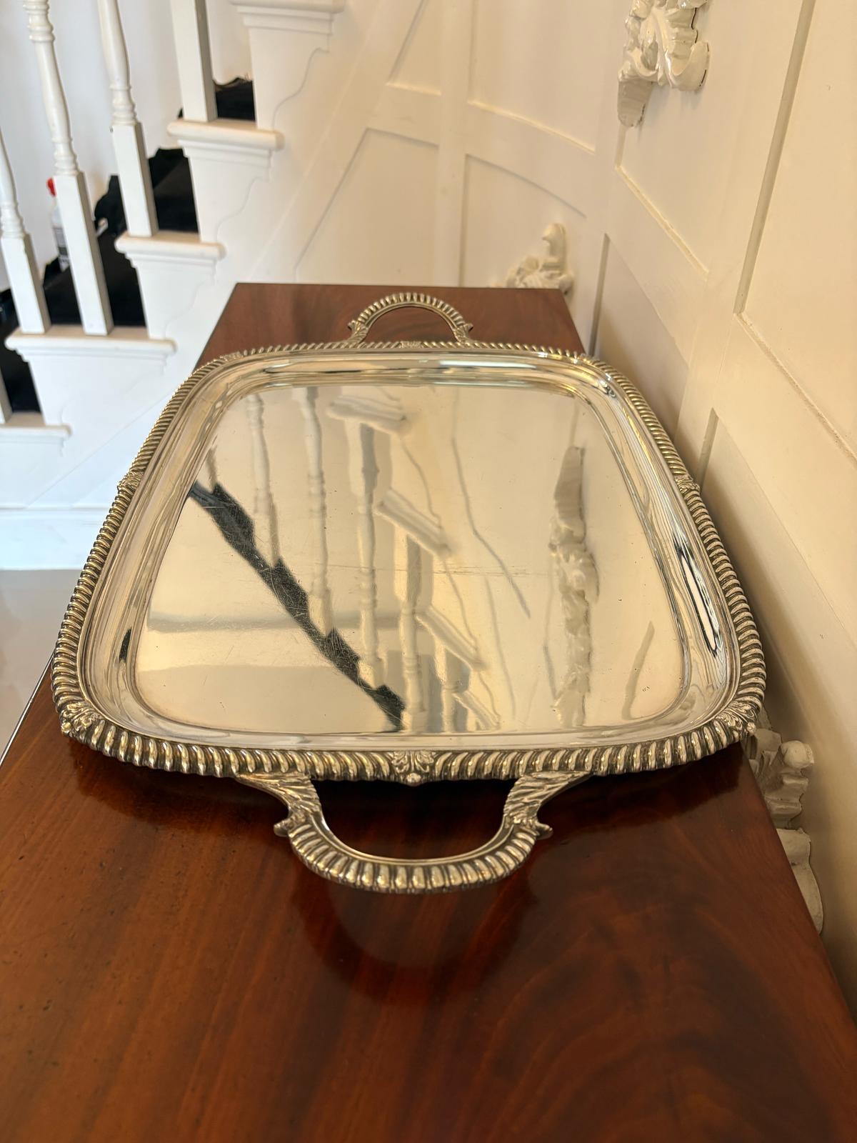 Bandeja de té antigua victoriana bañada en plata de calidad excepcional de Elkington & Co. siglo XIX en venta