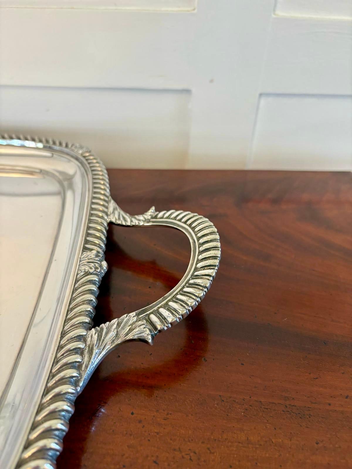 Bandeja de té antigua victoriana bañada en plata de calidad excepcional de Elkington & Co. Chapado en plata en venta