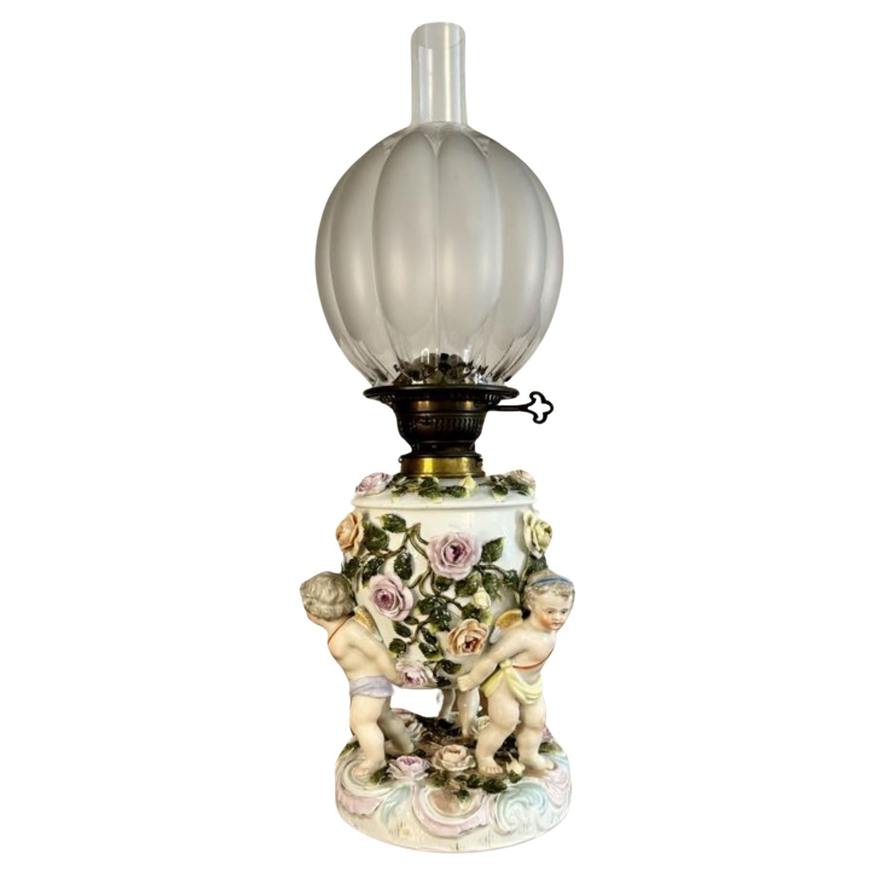 Lámpara de aceite de porcelana antigua victoriana Sitzendorf de calidad excepcional