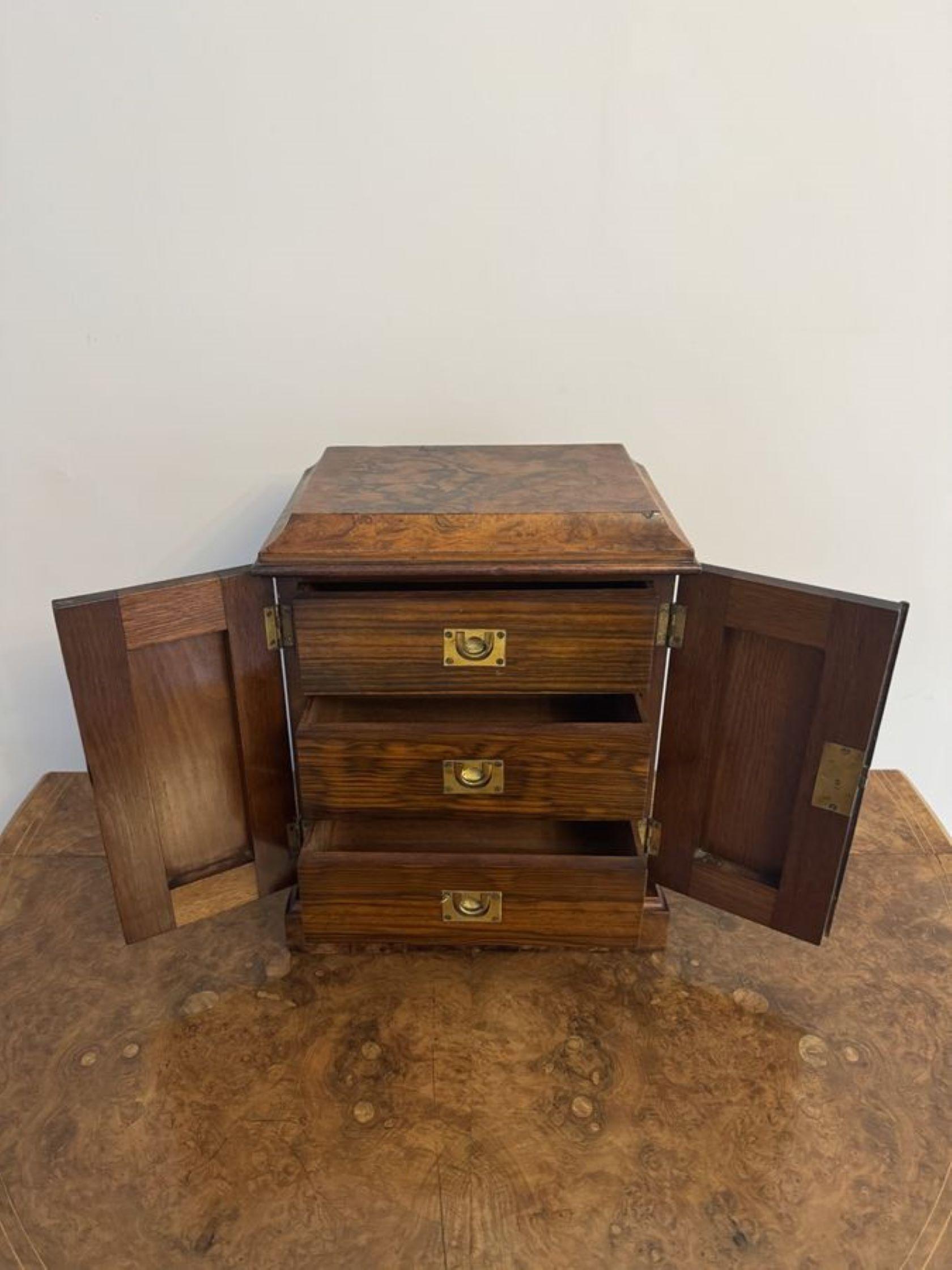 Magnifique armoire à bijoux en noyer de l'époque victorienne. Magnifique armoire à bijoux en noyer de l'époque victorienne, avec deux portes à l'avant s'ouvrant pour révéler trois tiroirs avec des poignées en laiton. 

D. 1880