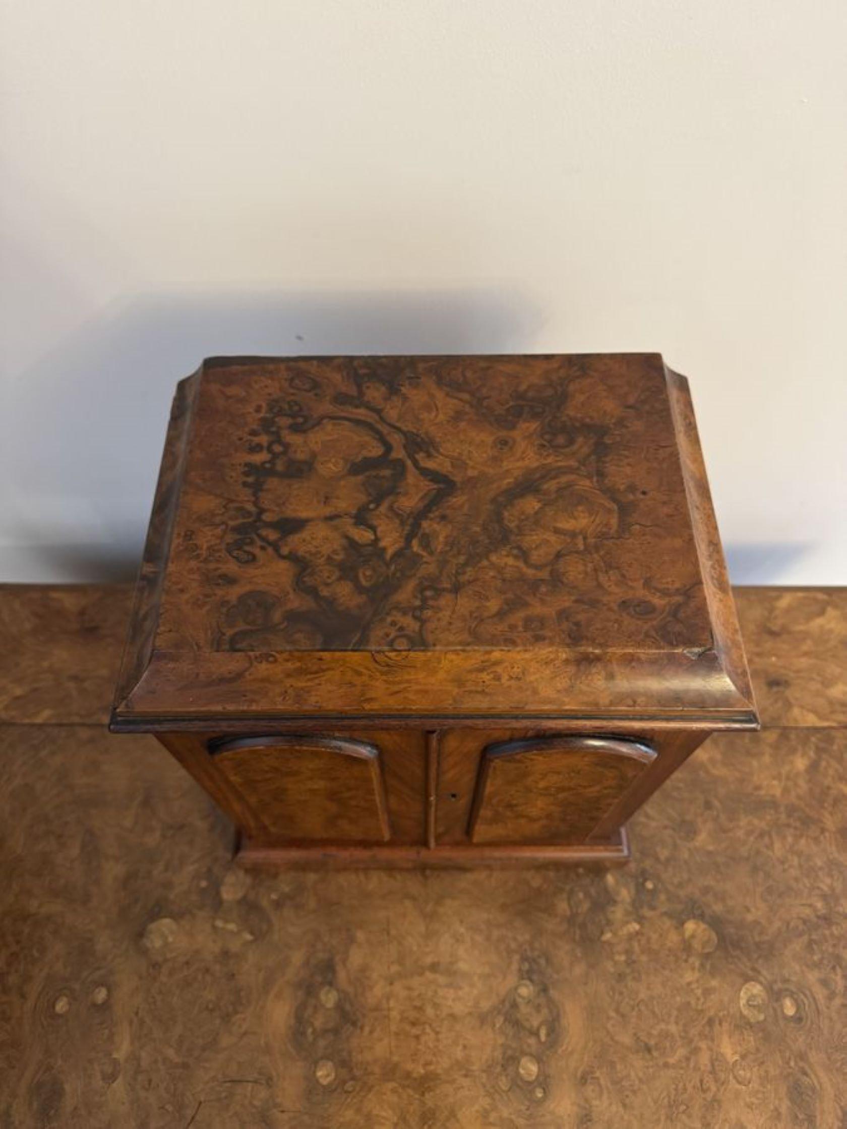 XIXe siècle Ancienne armoire à bijoux victorienne en noyer d'une qualité exceptionnelle en vente