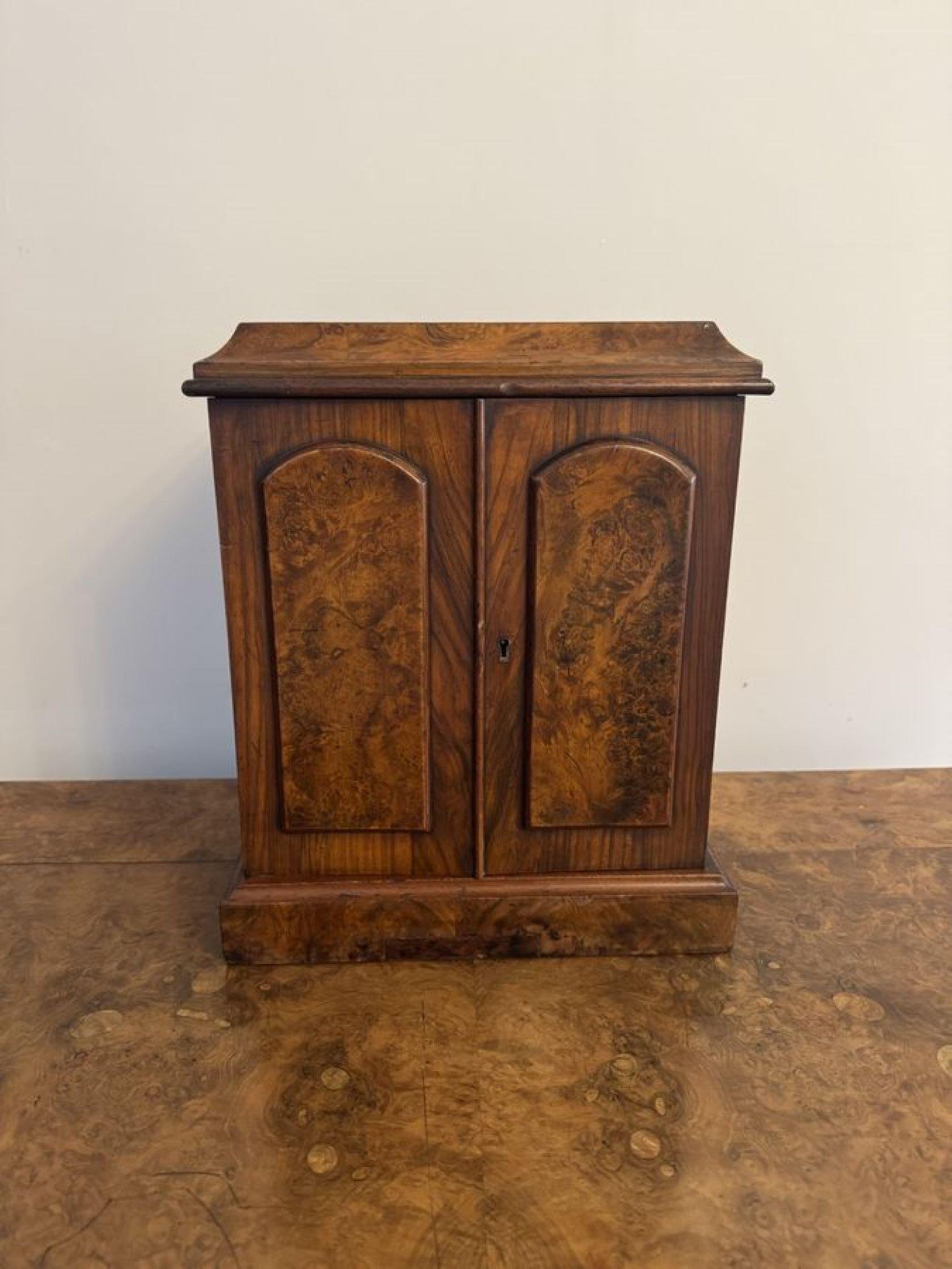 Laiton Ancienne armoire à bijoux victorienne en noyer d'une qualité exceptionnelle en vente