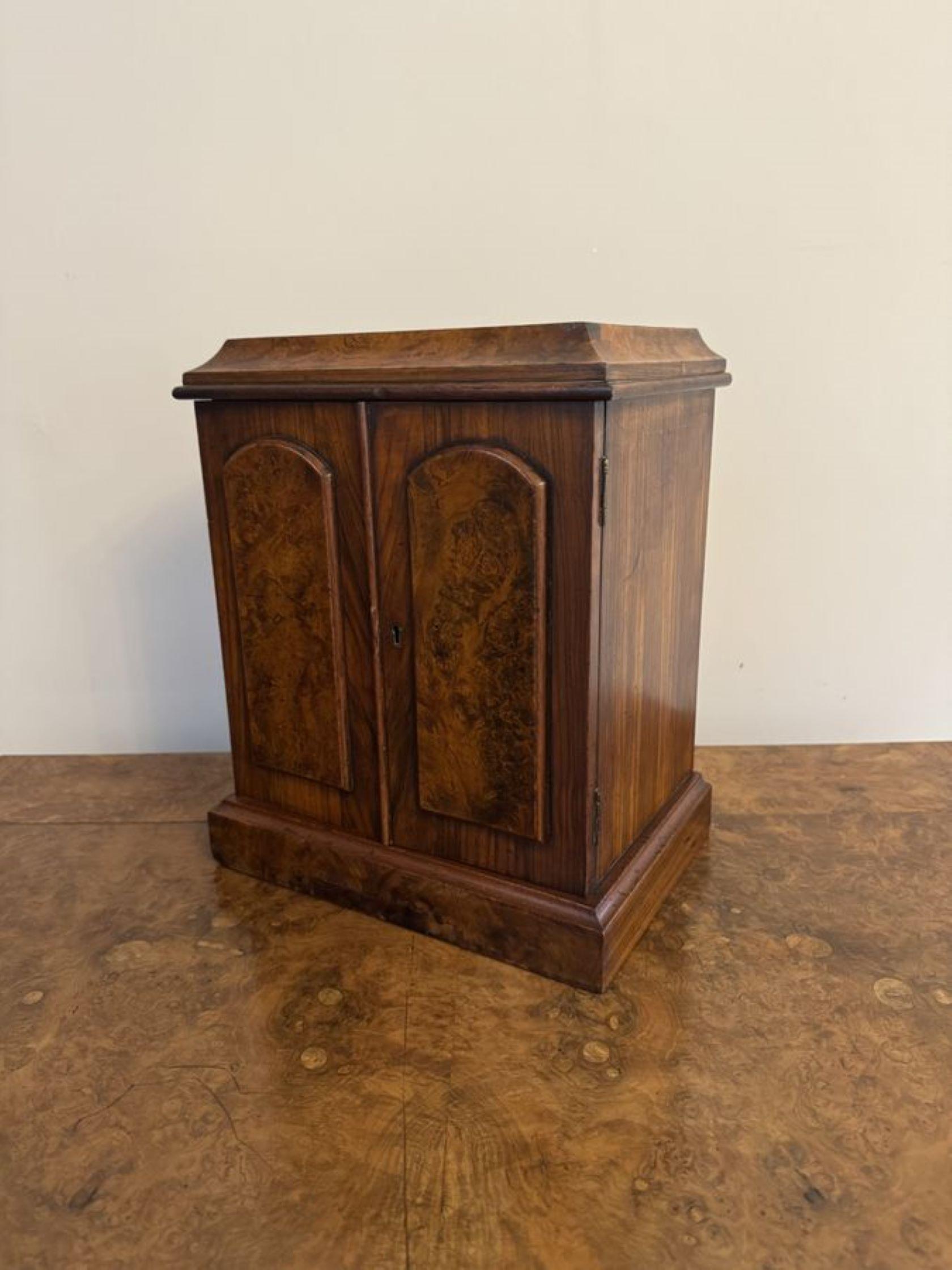 Ancienne armoire à bijoux victorienne en noyer d'une qualité exceptionnelle en vente 1