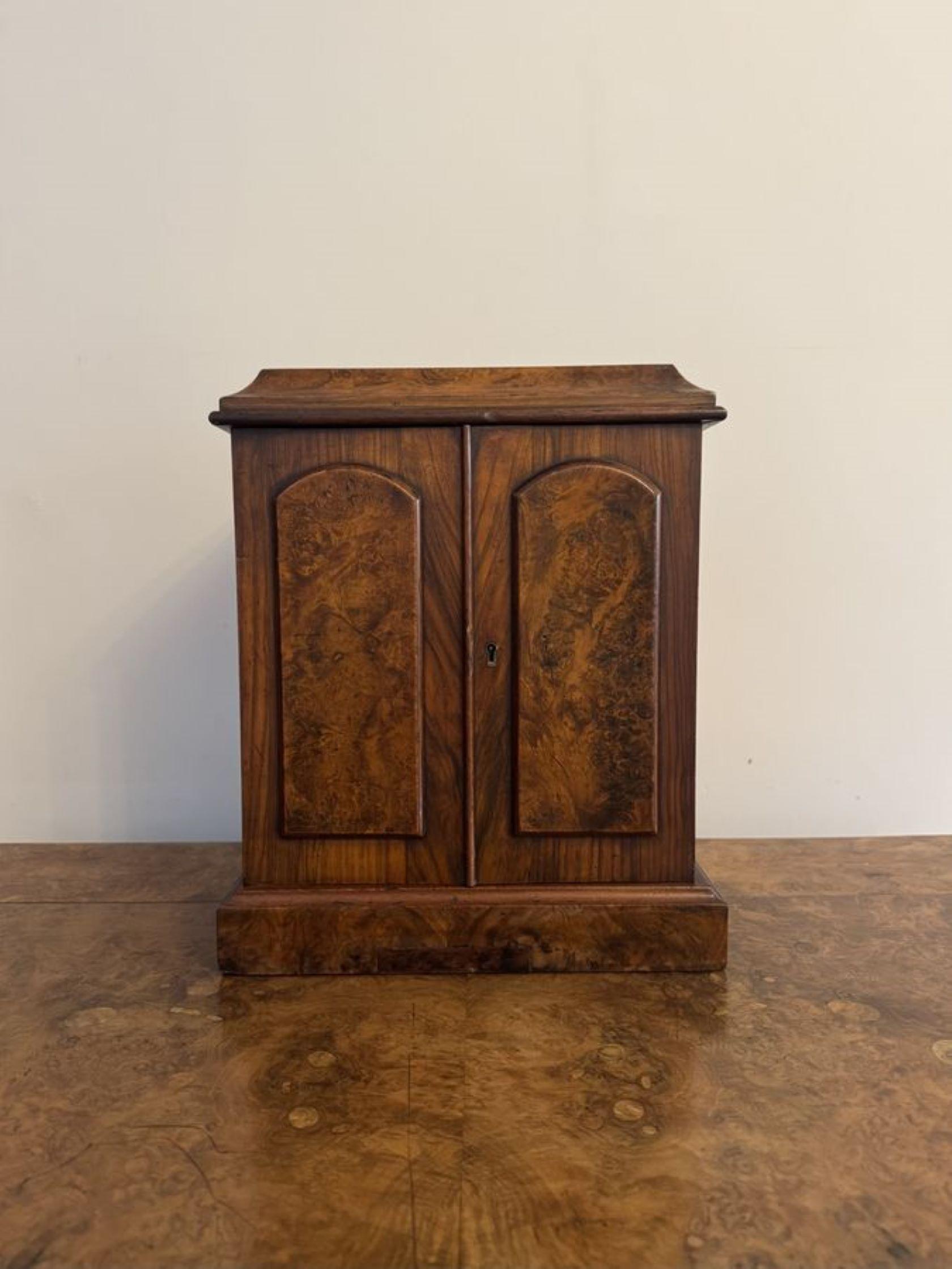 Ancienne armoire à bijoux victorienne en noyer d'une qualité exceptionnelle en vente 3