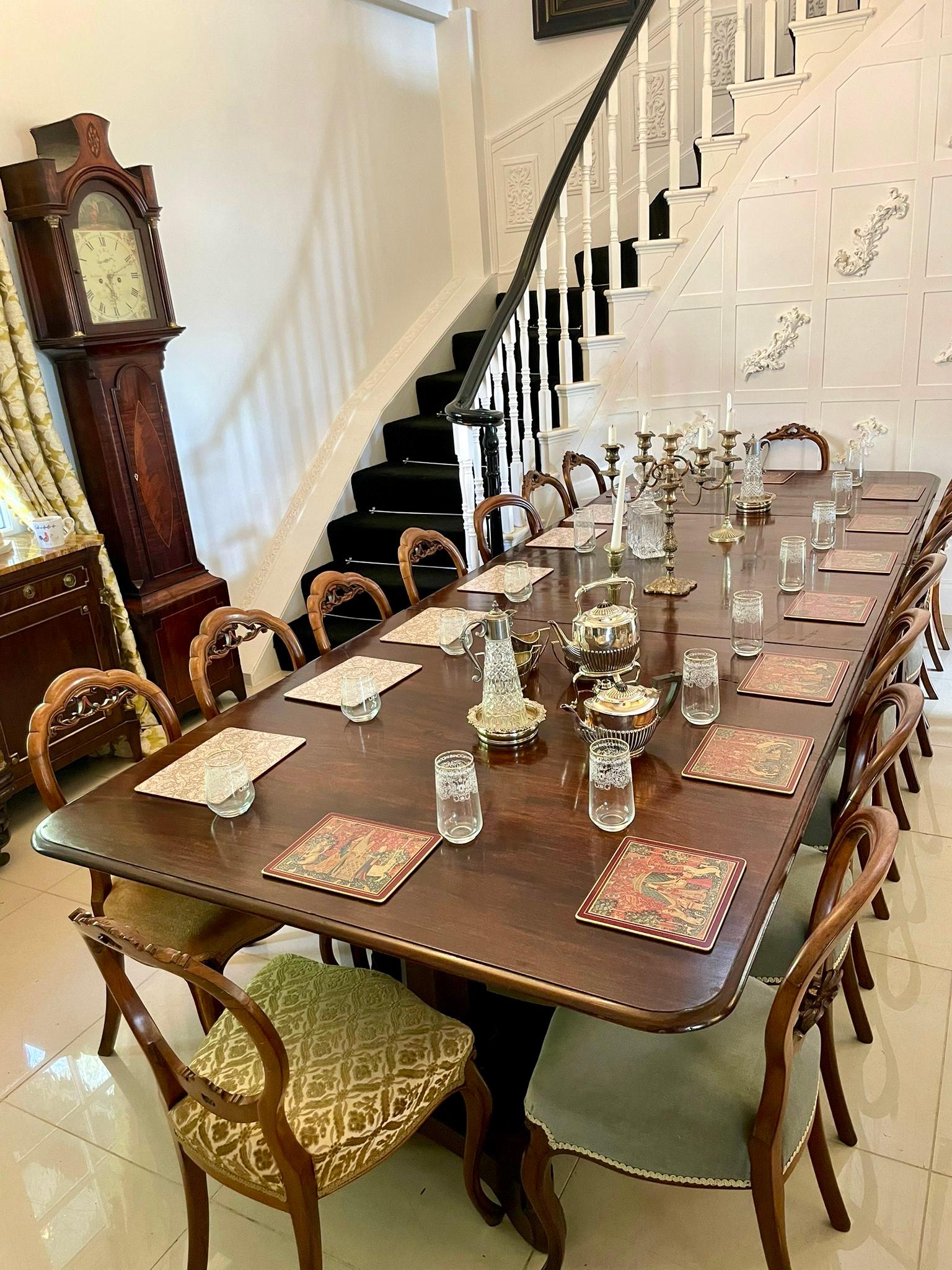 Magnifique table de salle à manger William IV en acajou à 16 places et trois pieds, datant d'environ 1835. Fabriquée de manière experte en acajou massif richement figuré, la table présente la force et la symétrie raffinées caractéristiques de