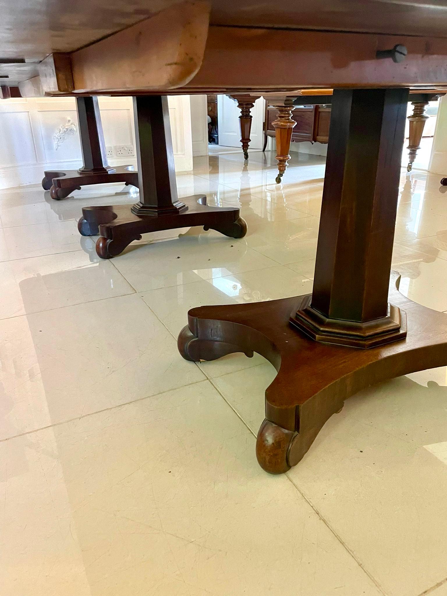 XIXe siècle Table de salle à manger à 3 pieds en acajou, 16 places, de qualité exceptionnelle, ancienne William IV en vente