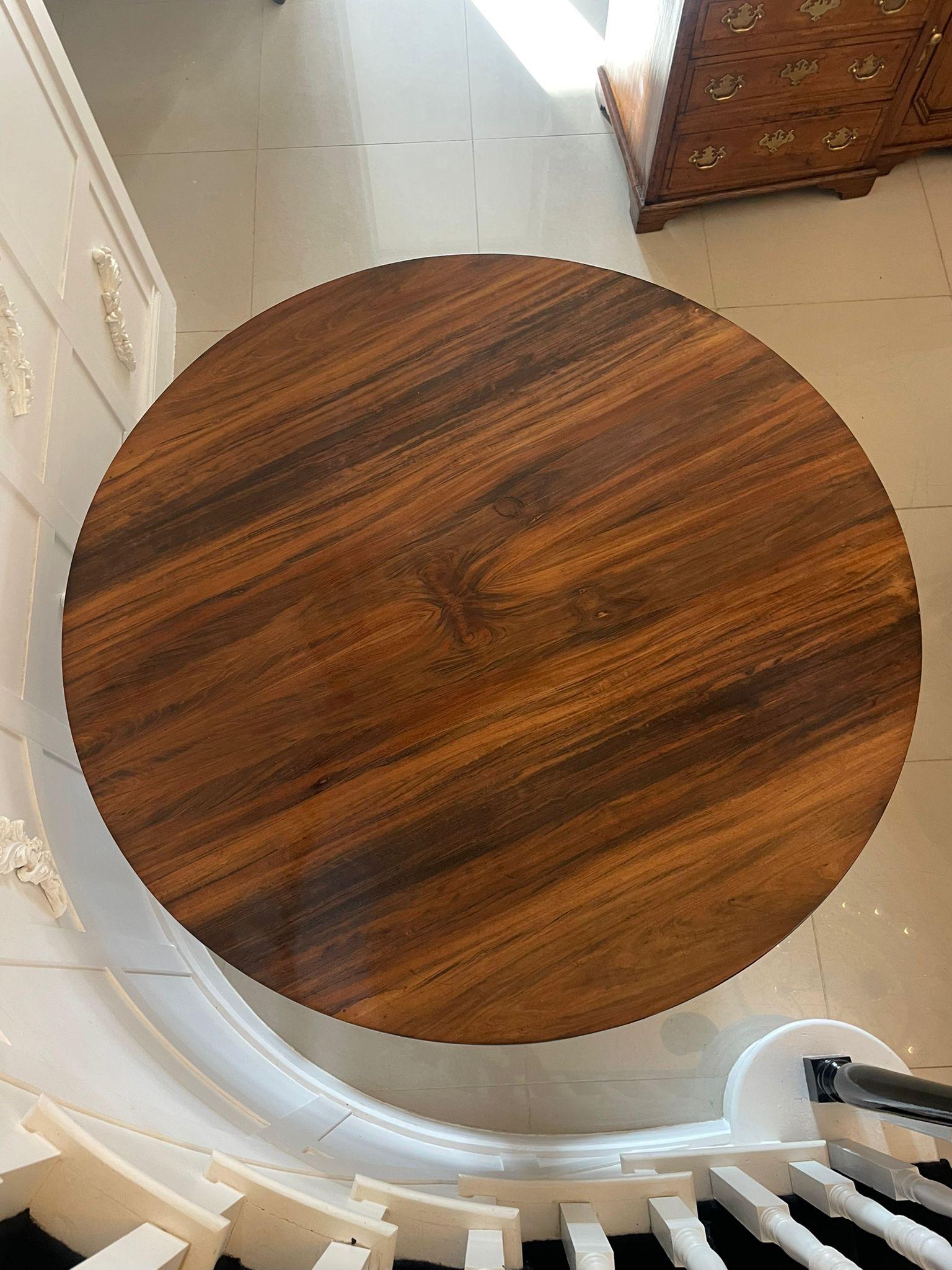 Table de salle à manger/centre circulaire en bois de rose William IV de qualité exceptionnelle avec un plateau circulaire en bois de rose de qualité exceptionnelle soutenu par un piédestal en forme de colonne cannelée reposant sur une délicieuse