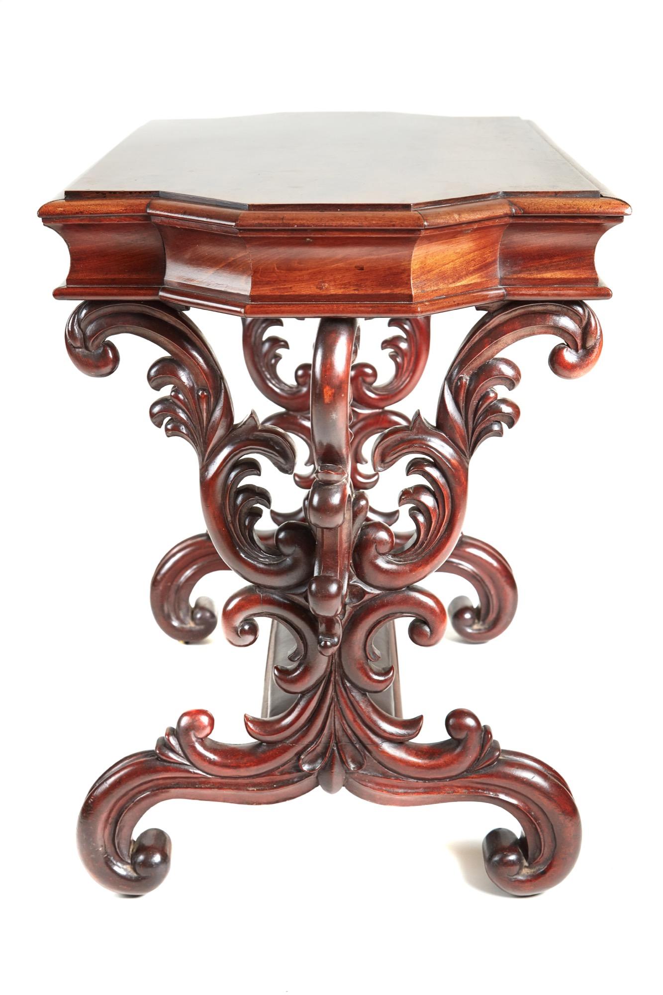 Early Victorian Outstanding Quality Carved Antique Mahogany Centre Table, circa 1850 For Sale