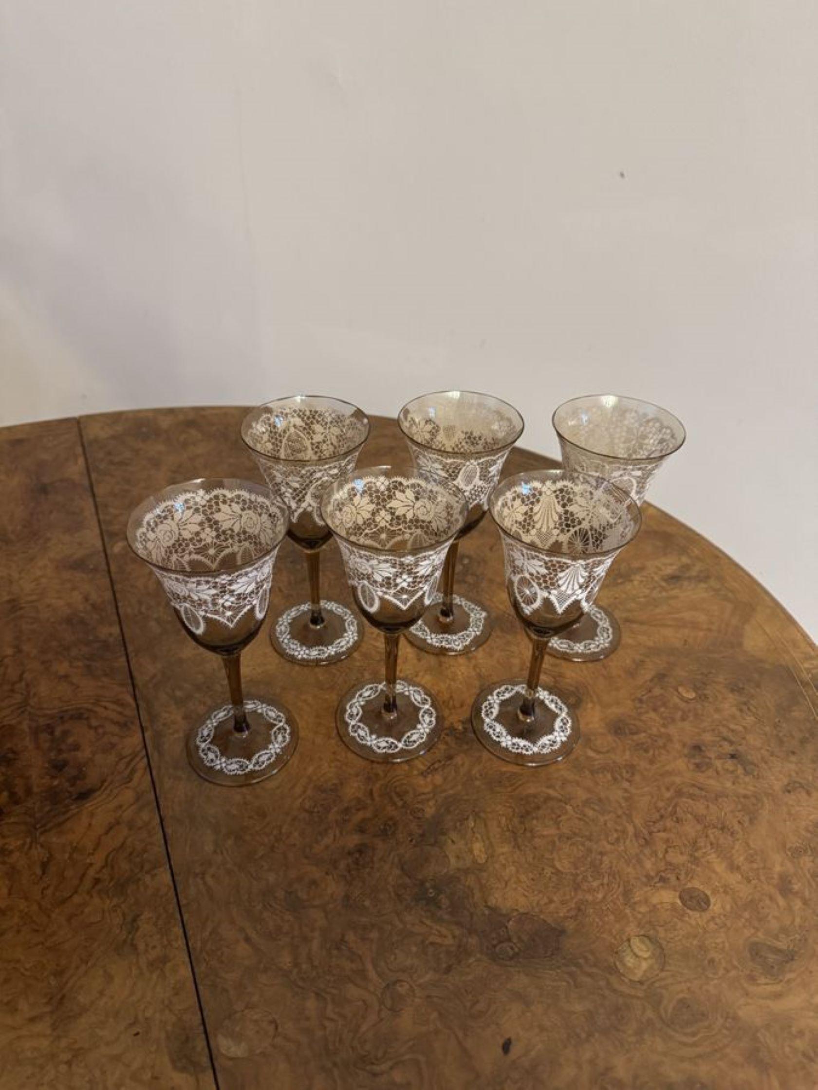 Collection exceptionnelle de verres anciens de Murano, comprenant six soucoupes à champagne, quatre grands verres à vin, six verres à vin de taille moyenne, six petits verres à vin et huit petits verres à vin, ainsi qu'une carafe, tous assortis à