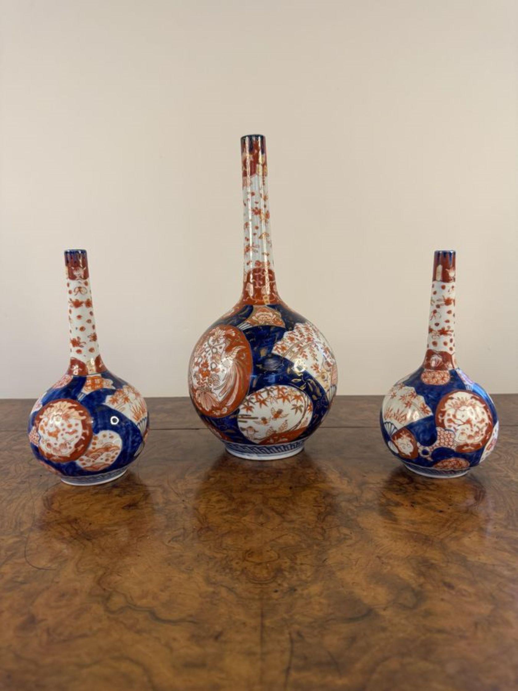 Una guarnitura di qualità eccezionale di tre vasi giapponesi a forma di imari In condizioni buone in vendita a Ipswich, GB